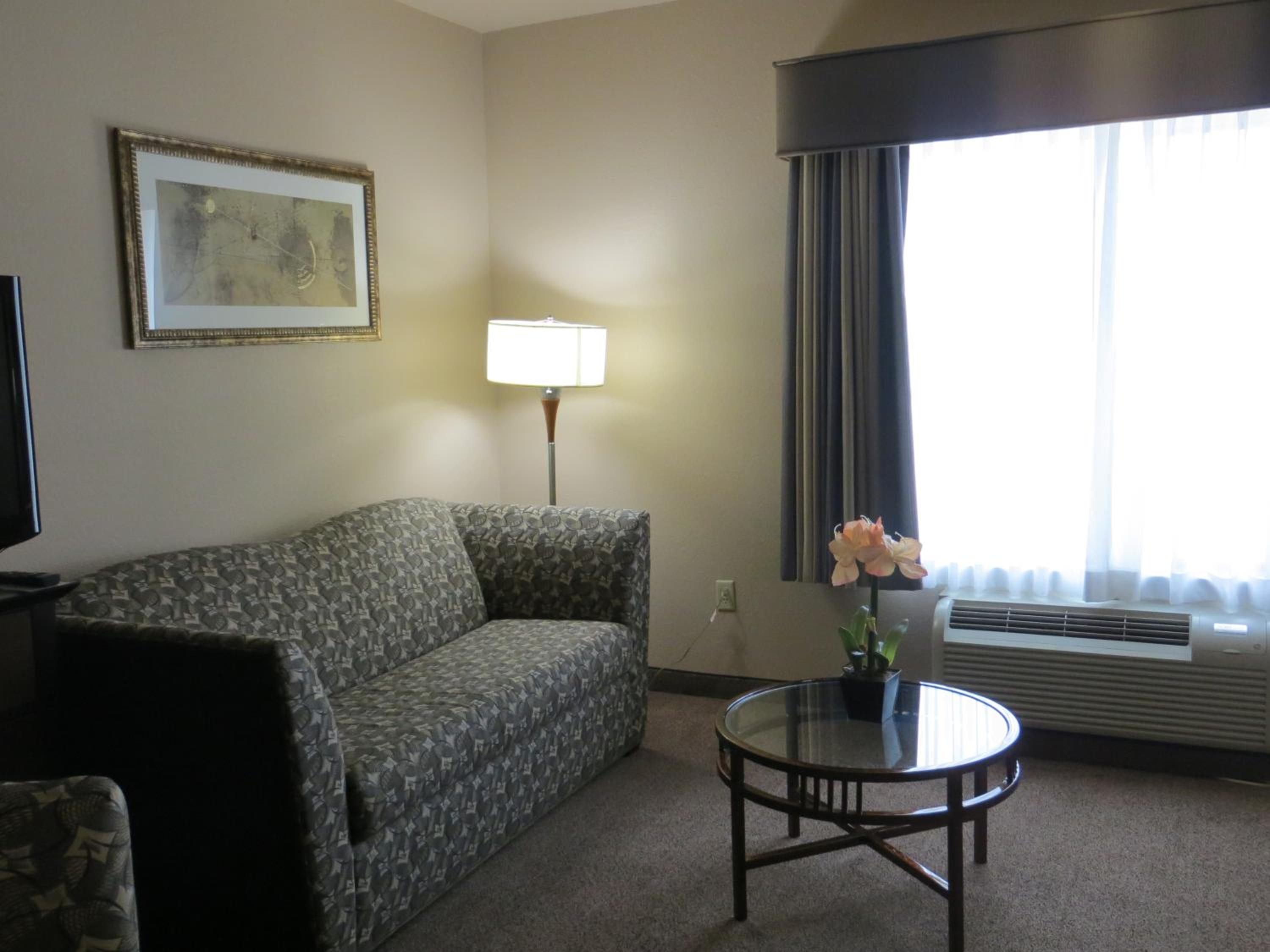 Queen Suite with Two Queen Beds - Non-Smoking - Photo 9