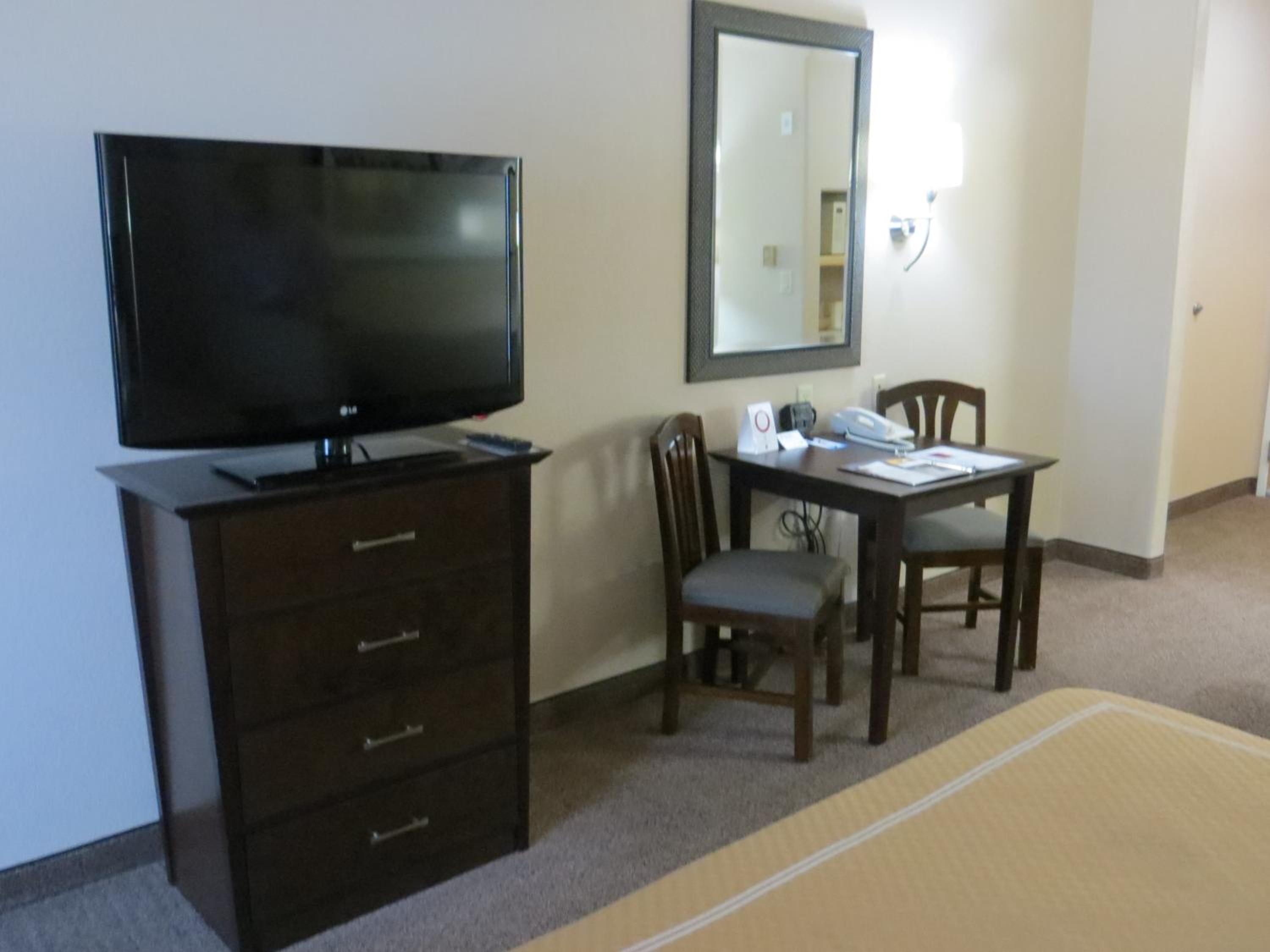 Queen Suite with Two Queen Beds - Non-Smoking - Photo 7