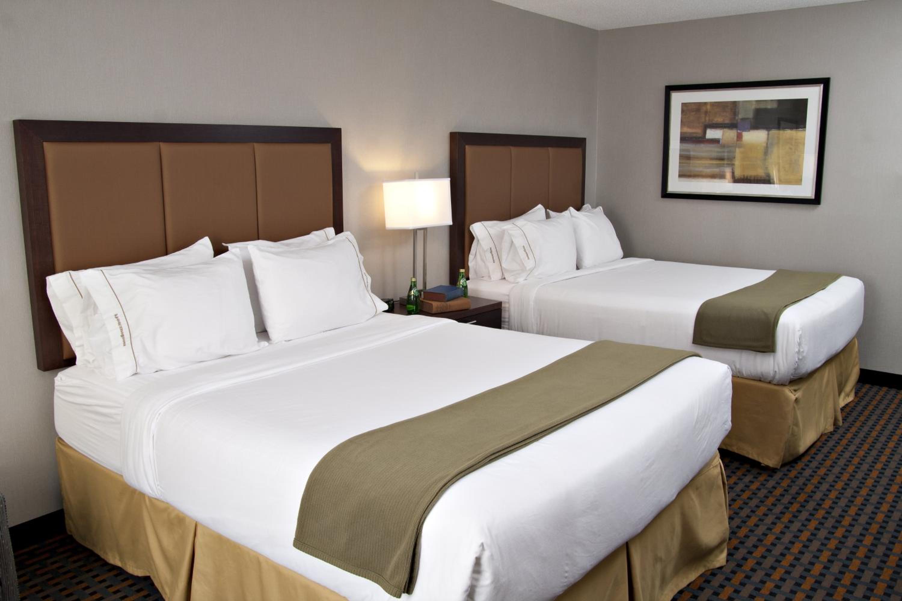 Standard Room with Two Queen Beds photo 3