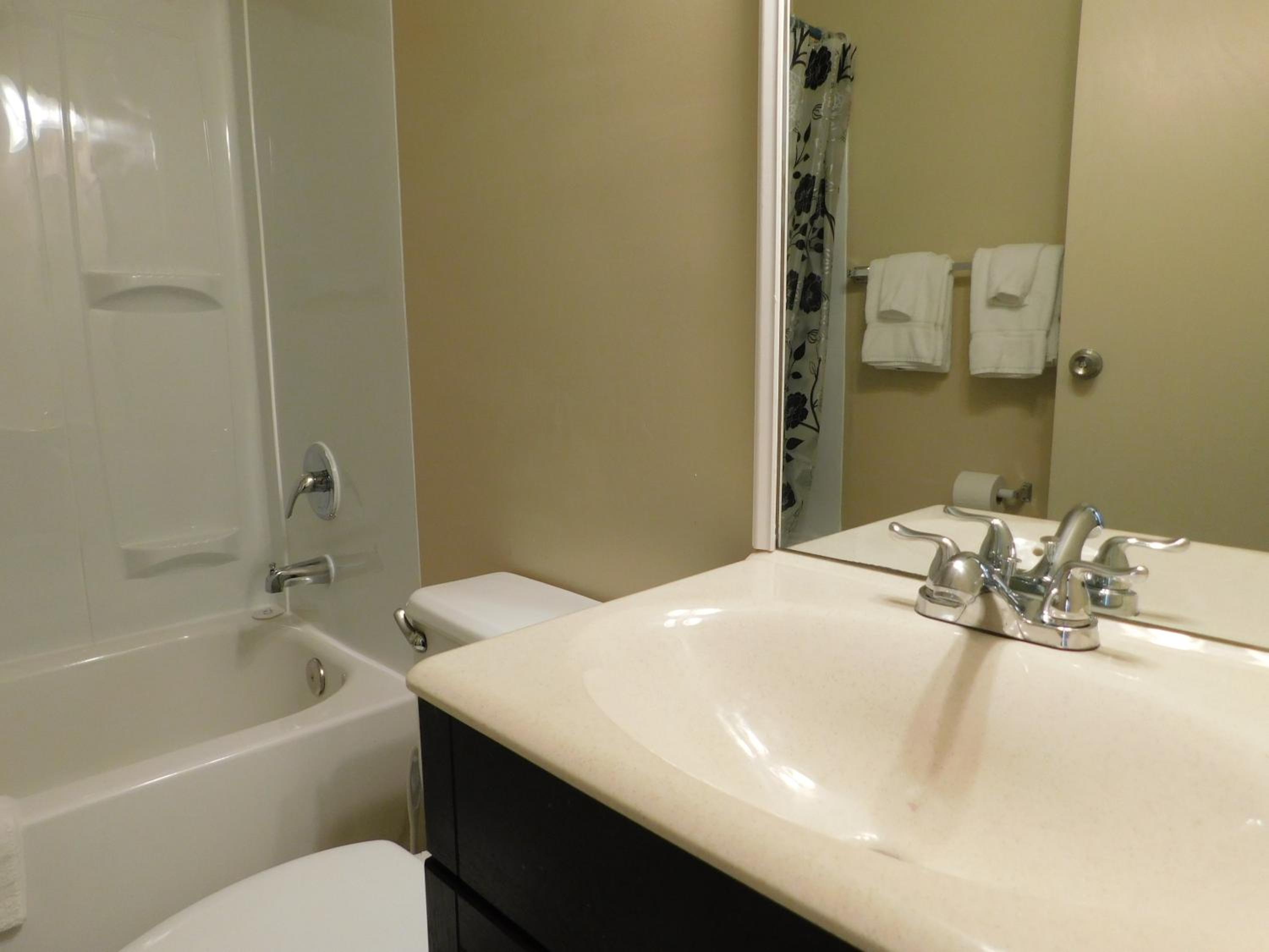 Deluxe Queen Room - Photo 9