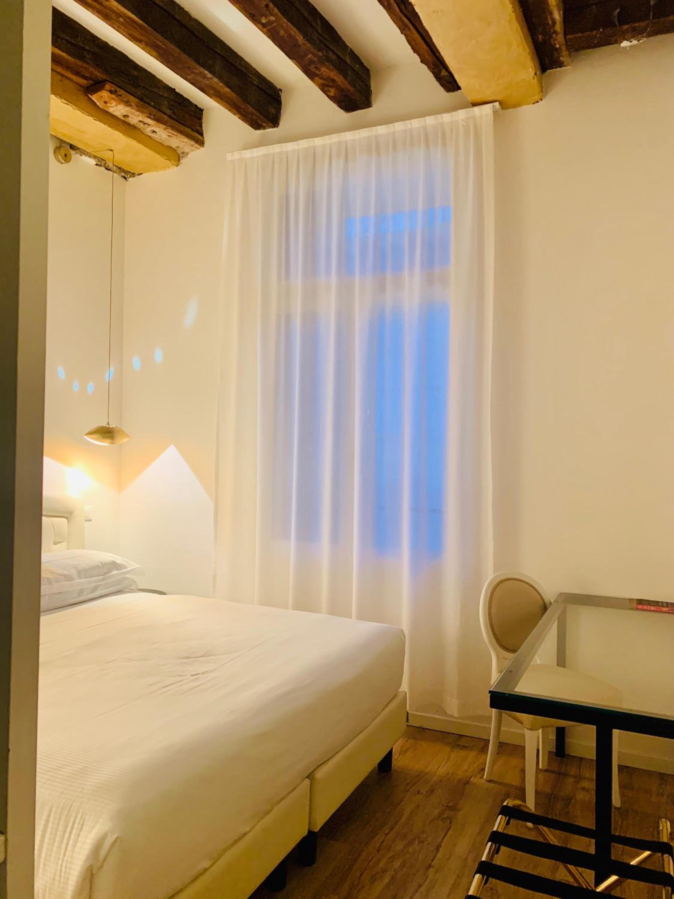 Deluxe King Room with Spa Access - Photo 15