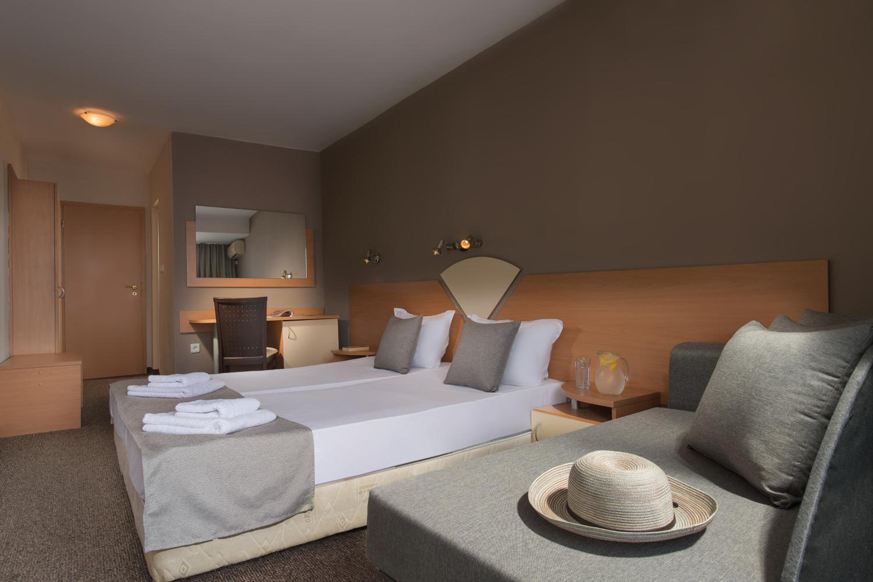 Double Room with Pool View - Photo 1
