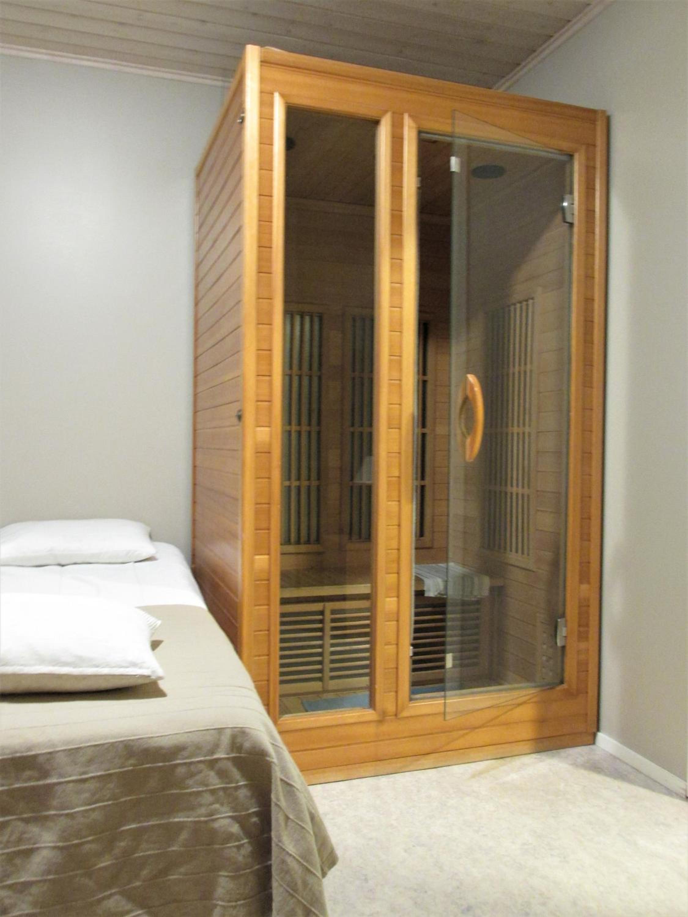 Family Room with Private Bathroom - Photo 18