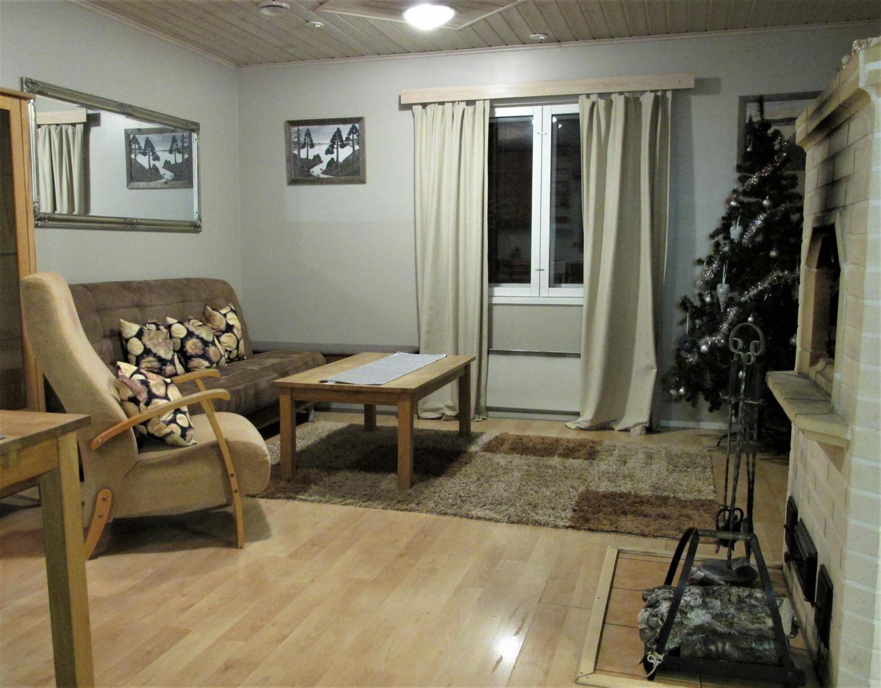 Family Room with Private Bathroom - Photo 9