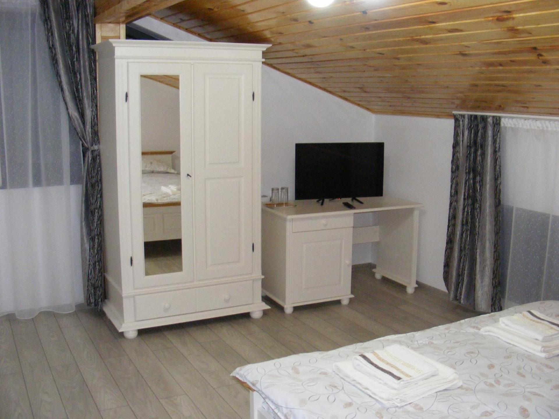 Family Room with Private Bathroom - Photo 5