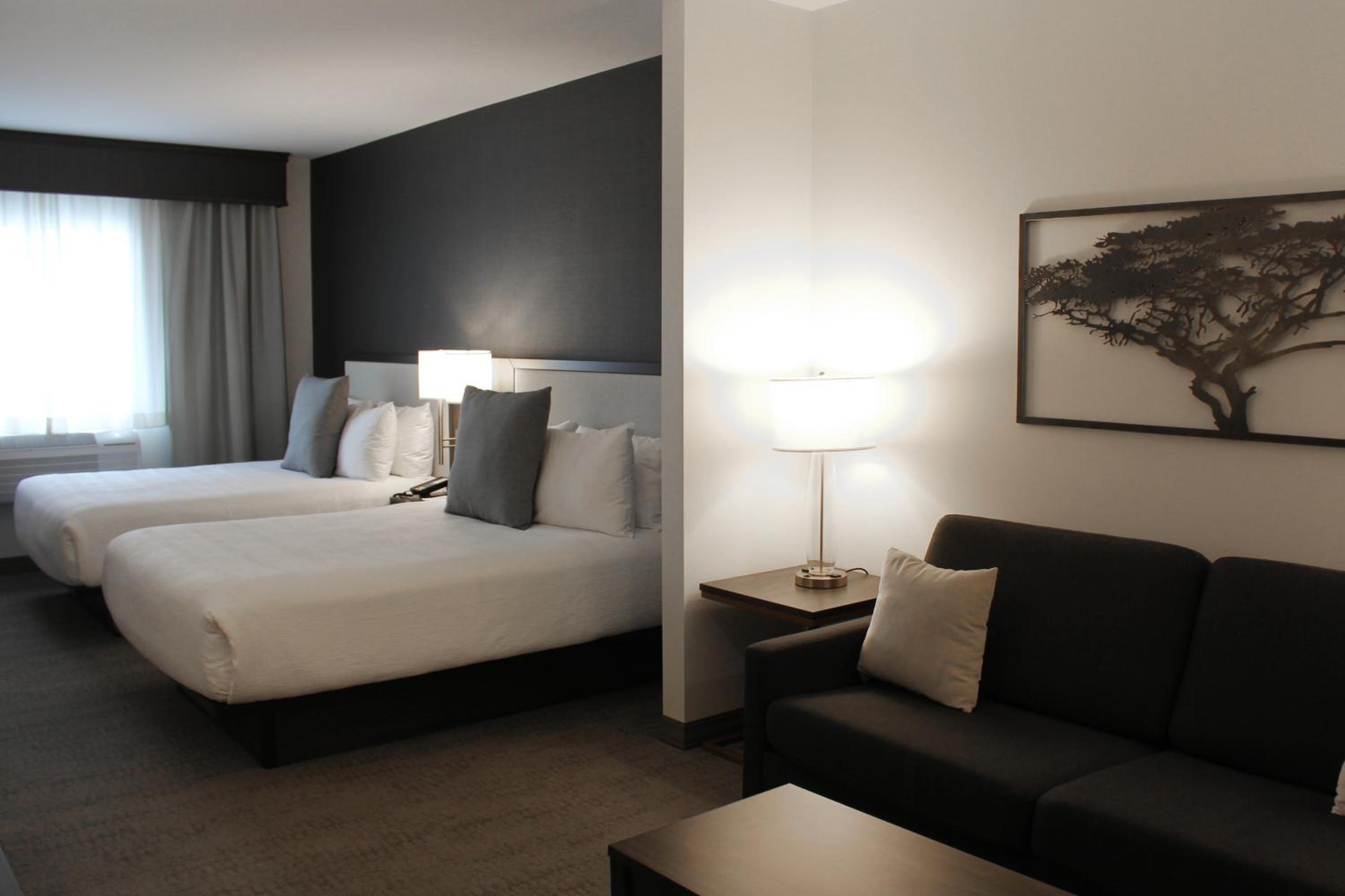 Queen Suite with Two Queen Beds with Sofa Bed - Photo 6