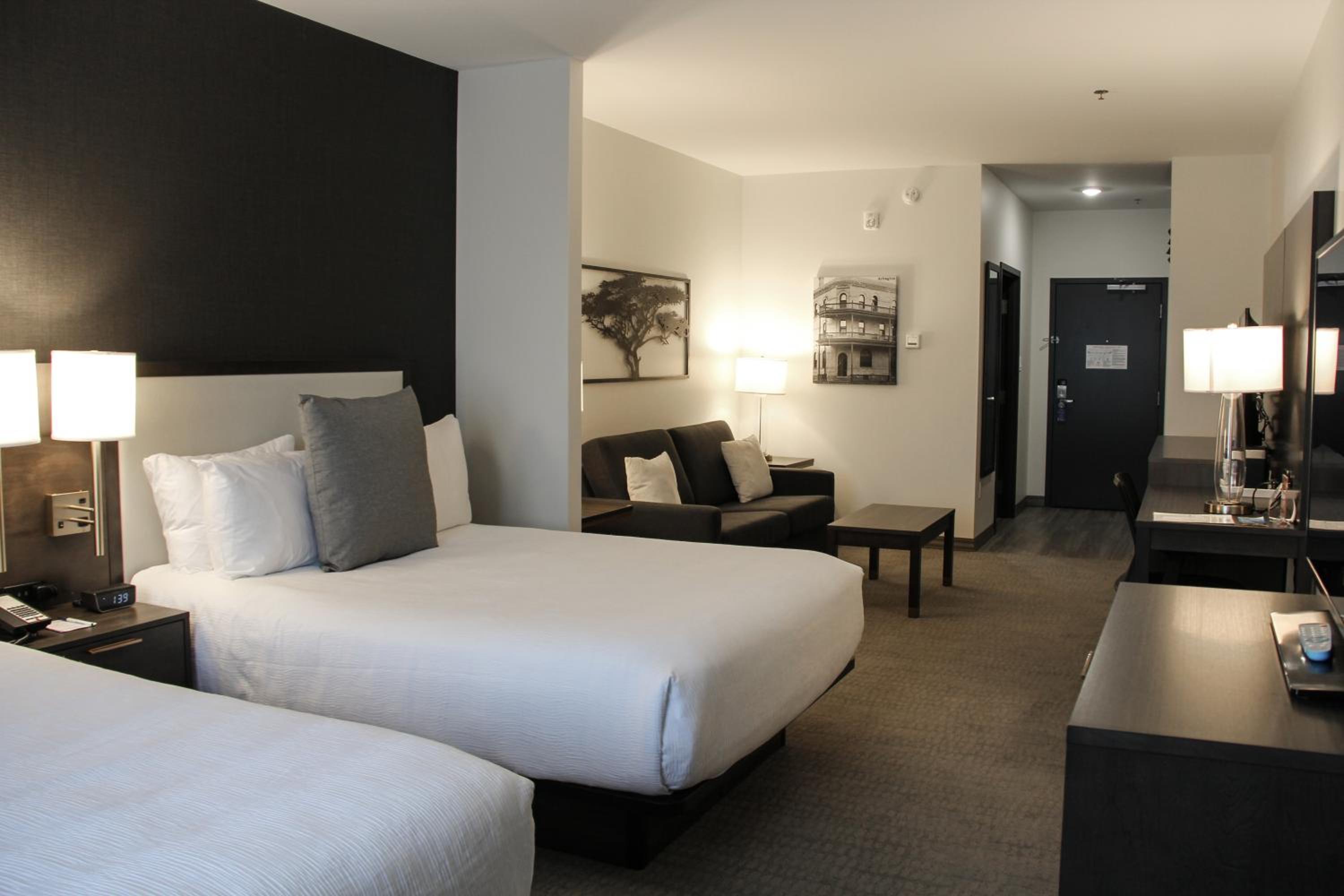 Queen Suite with Two Queen Beds with Sofa Bed - Photo 5