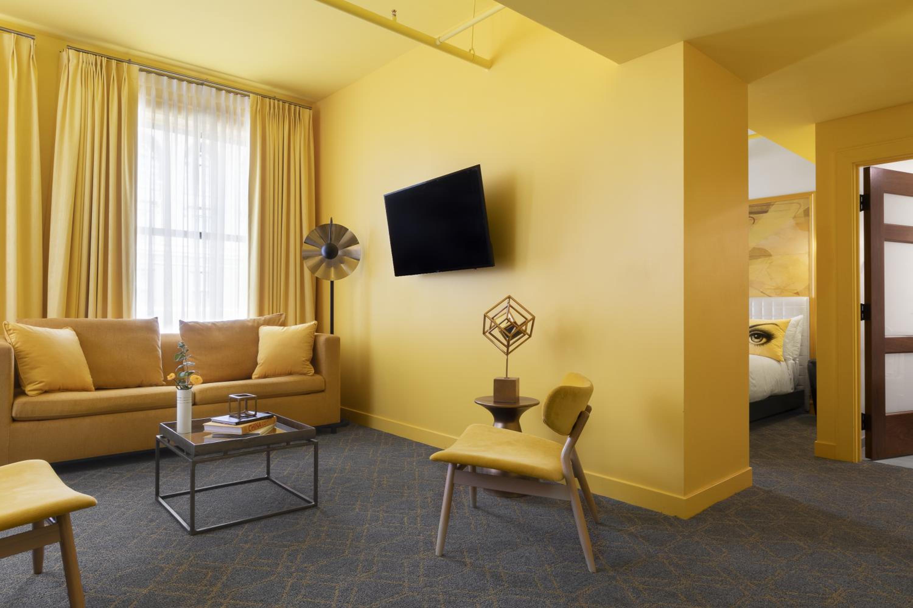 King Suite - 1 Bedroom With Kitchenette - Photo 5