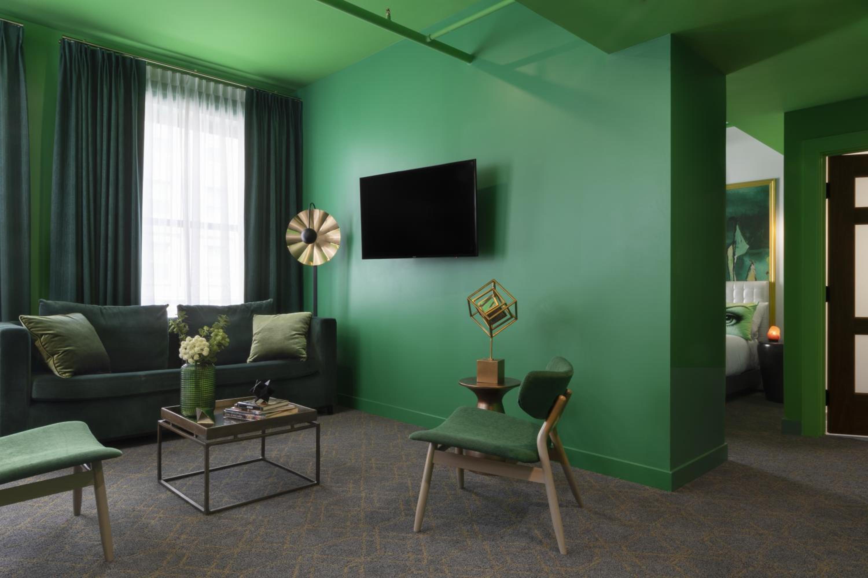 King Suite - 1 Bedroom With Kitchenette - Photo 2
