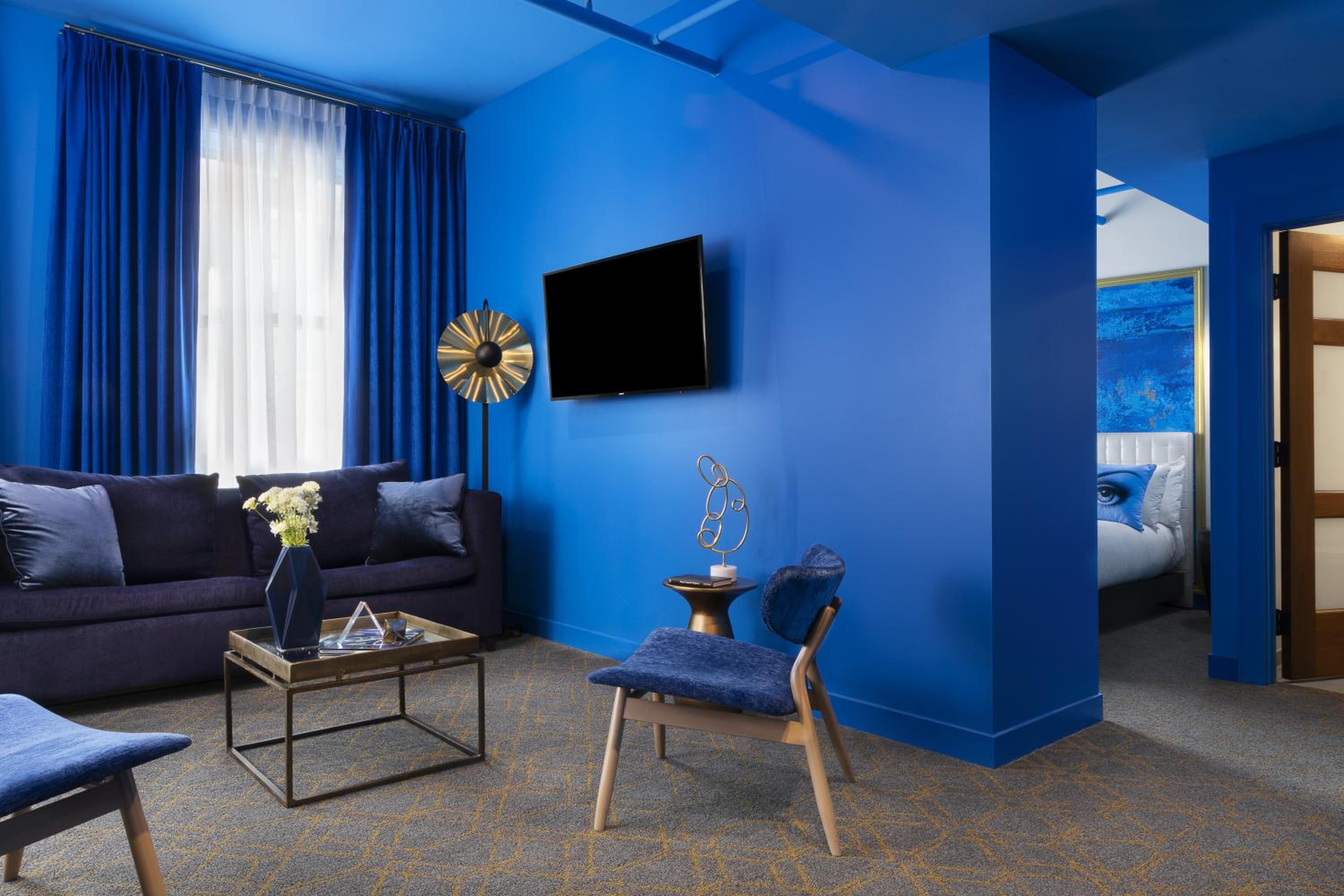 King Suite - 1 Bedroom With Kitchenette - Photo 1