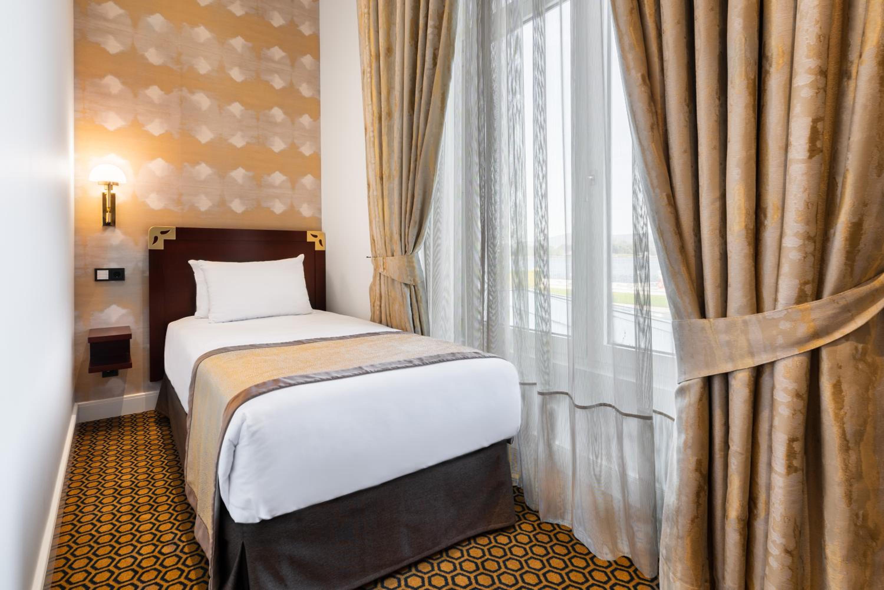 Double or Twin Room with Extra Bed (2 Adults + 1 Child) - Photo 2
