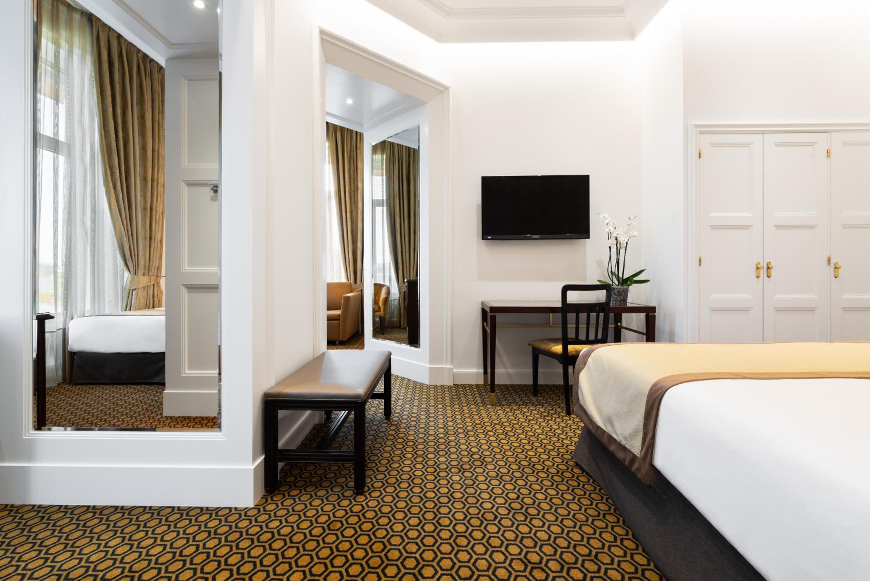 Double Room with Extra Bed - Photo 1