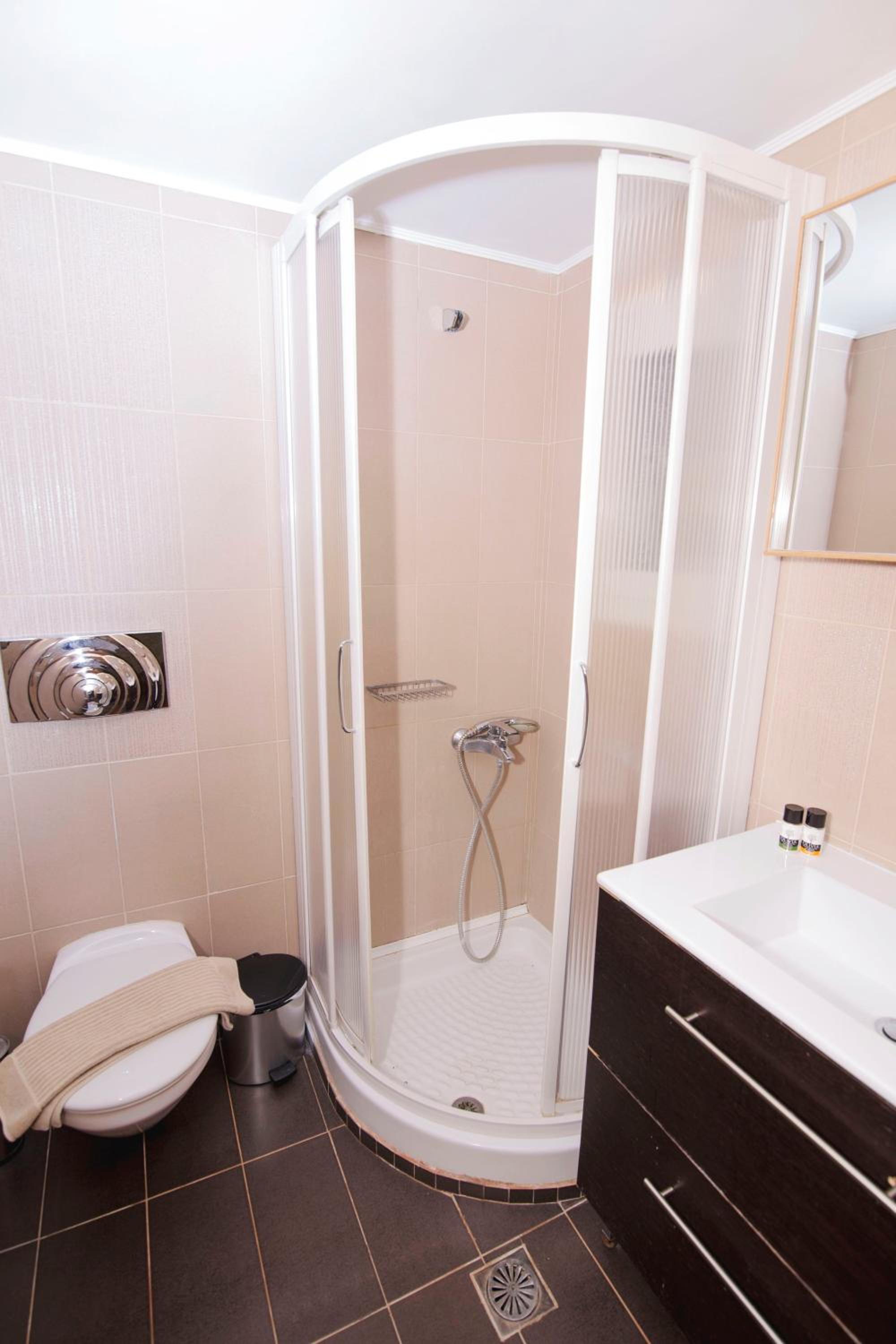 Two-Bedroom Apartment - Split-Level photo 3