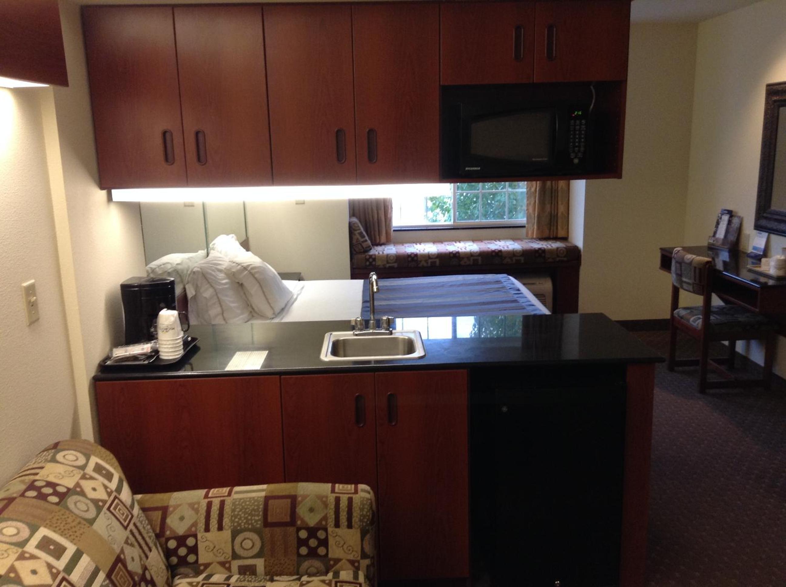 Queen Suite - Non-Smoking - Photo 2