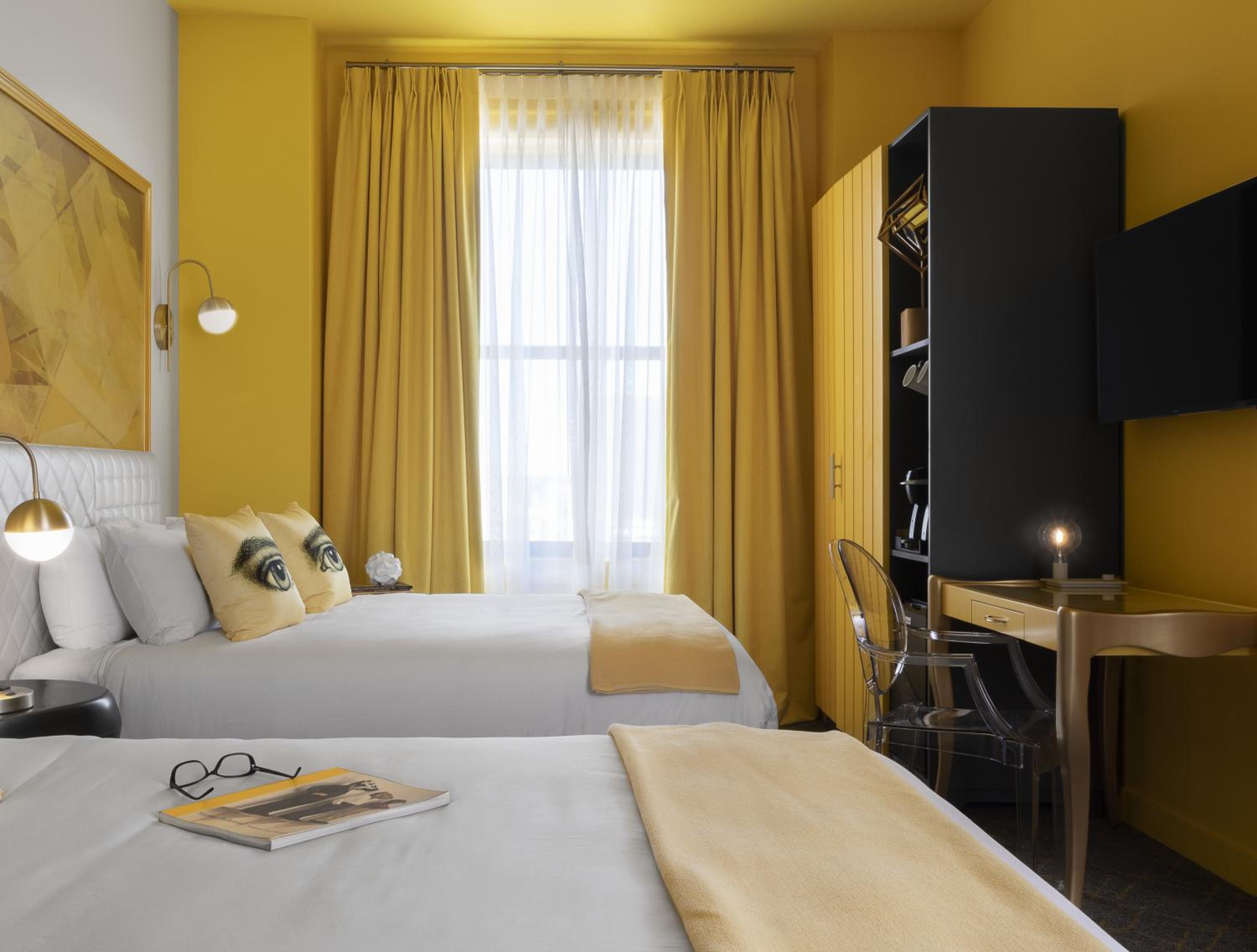 Queen Room with Two Queen Beds - Photo 5