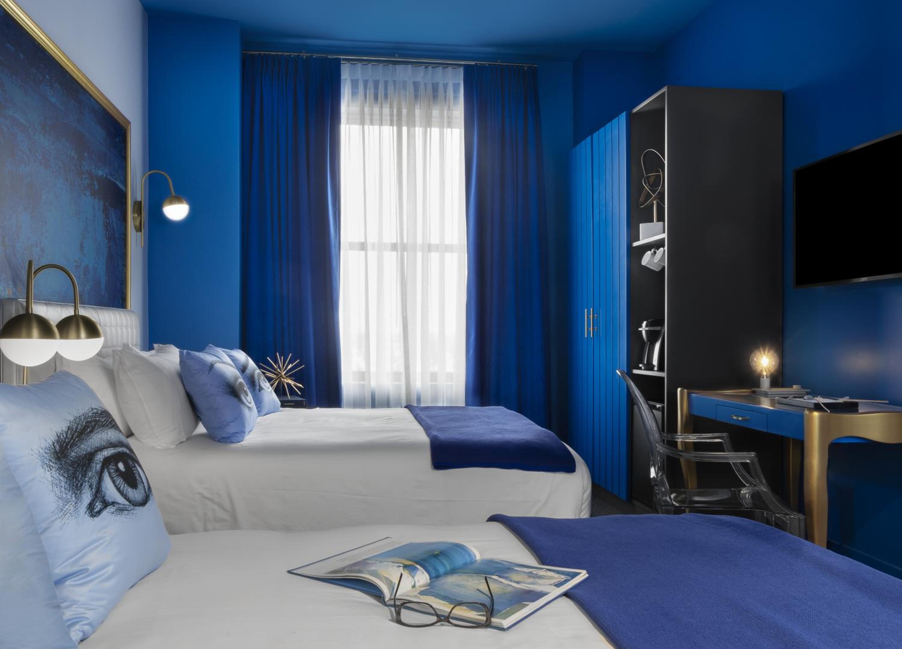 Queen Room with Two Queen Beds - Photo 8