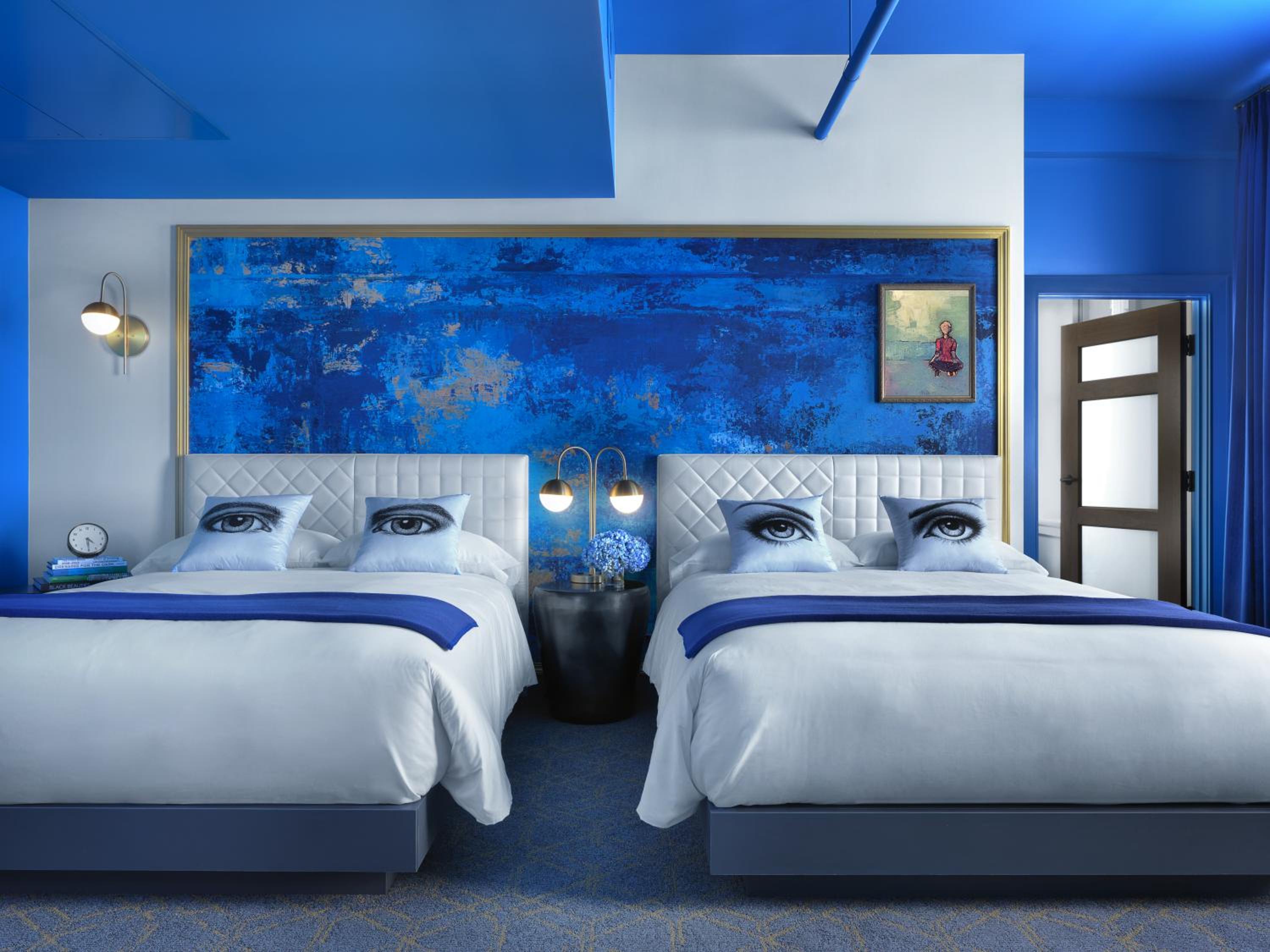 Large Queen Room with Two Queen Beds - Photo 7
