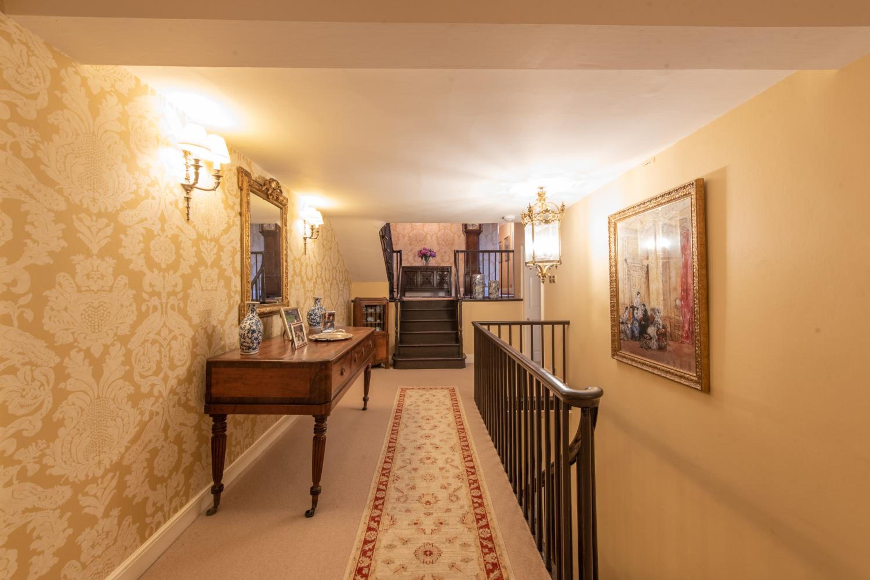 Deluxe Queen Room - Photo 7