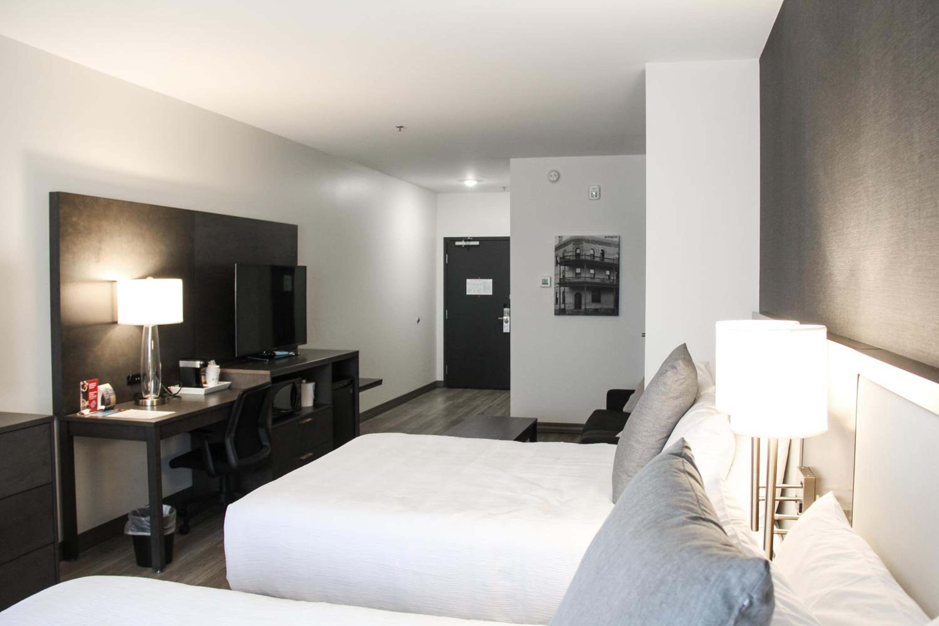 Queen Suite with Two Queen Beds and Bath Tub - Disability Access - Photo 7
