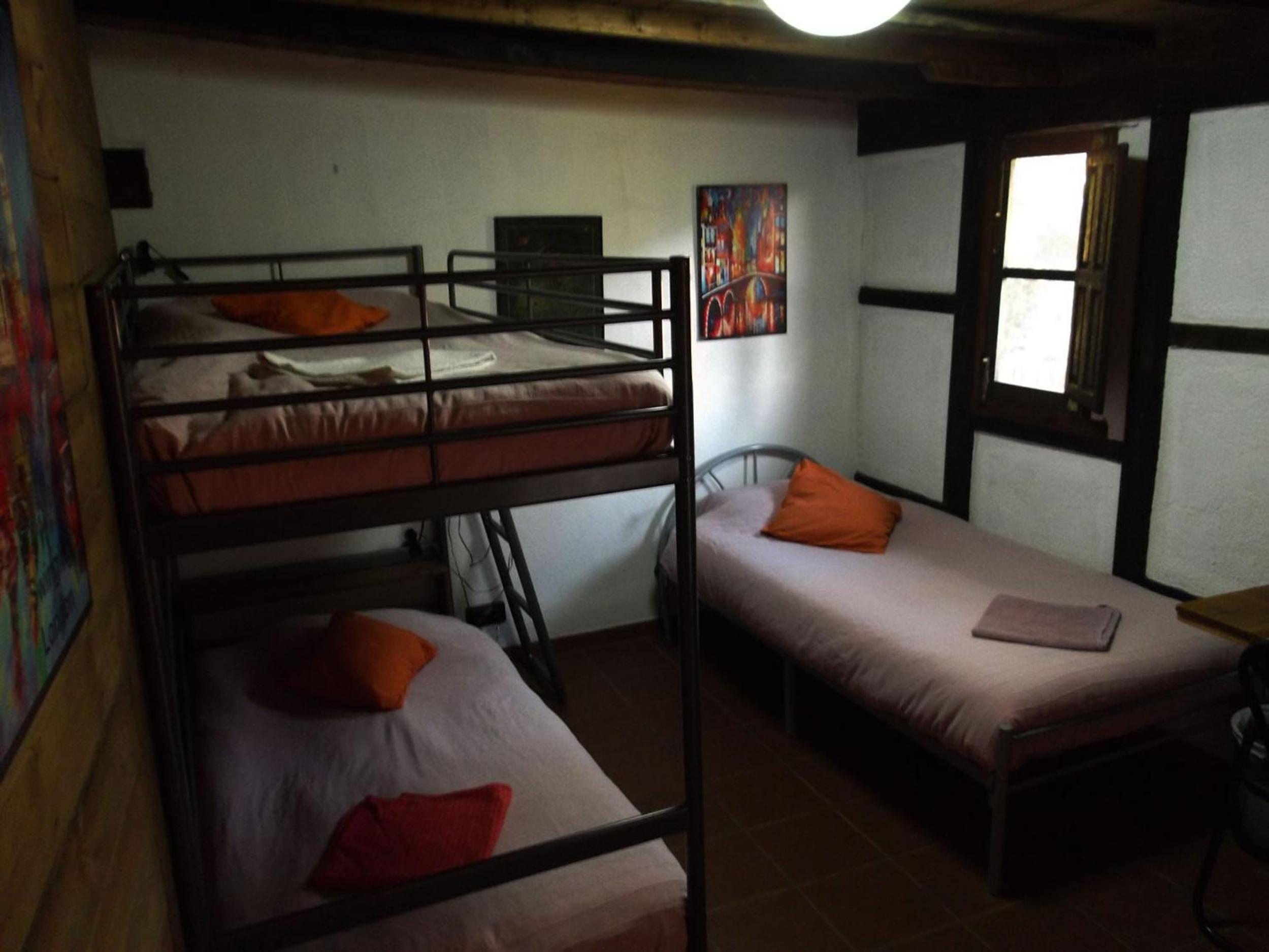 Cama individual en habitación compartida femenina