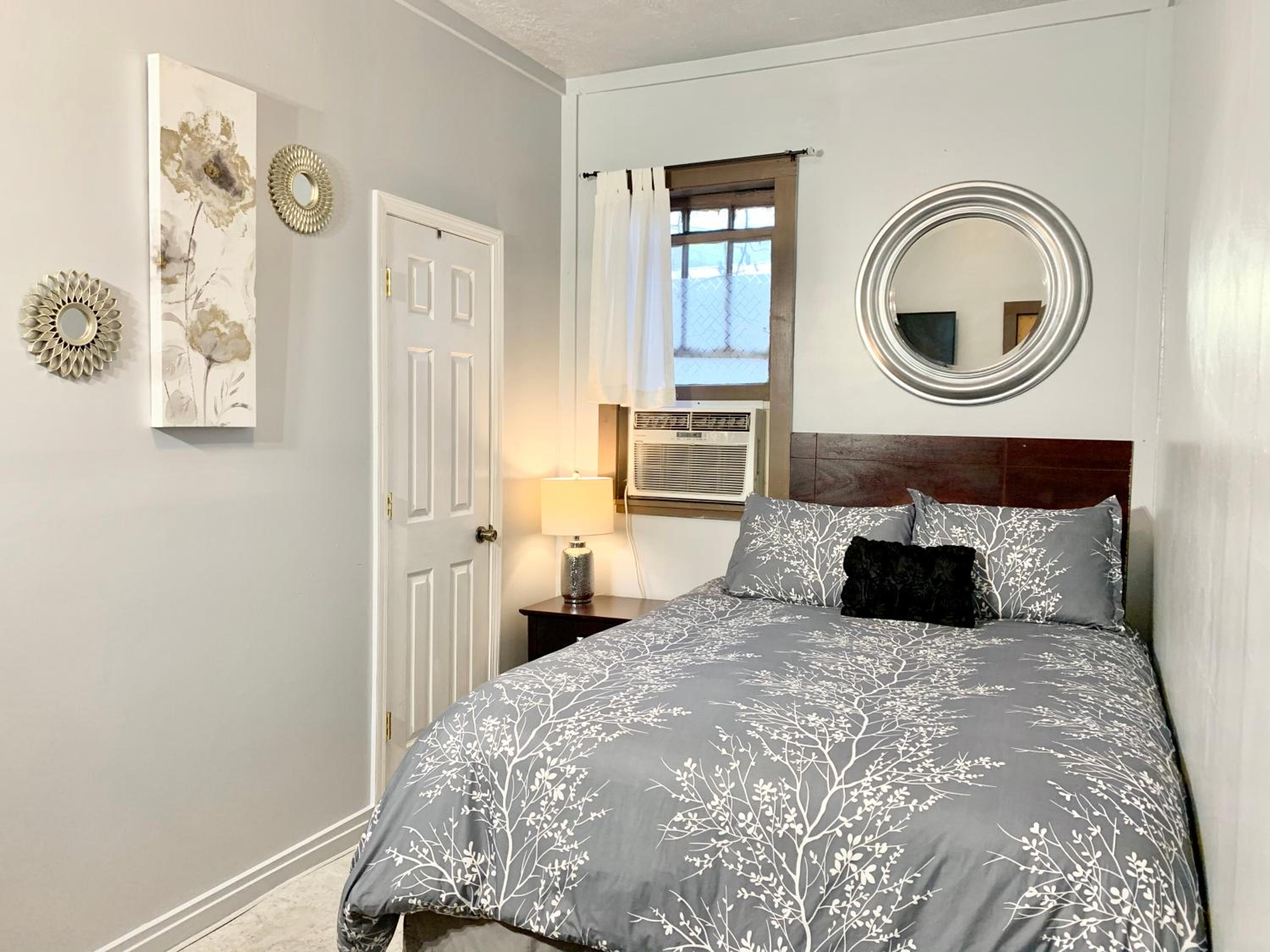 Queen Room photo 1