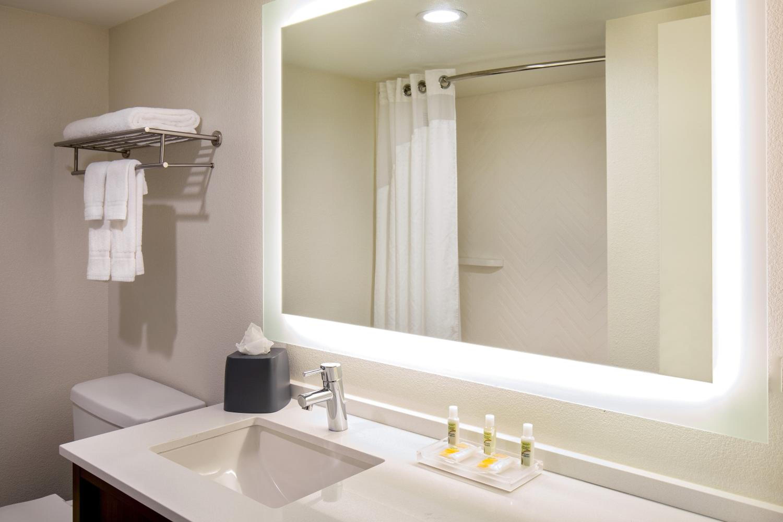 Standard King Room - Photo 7