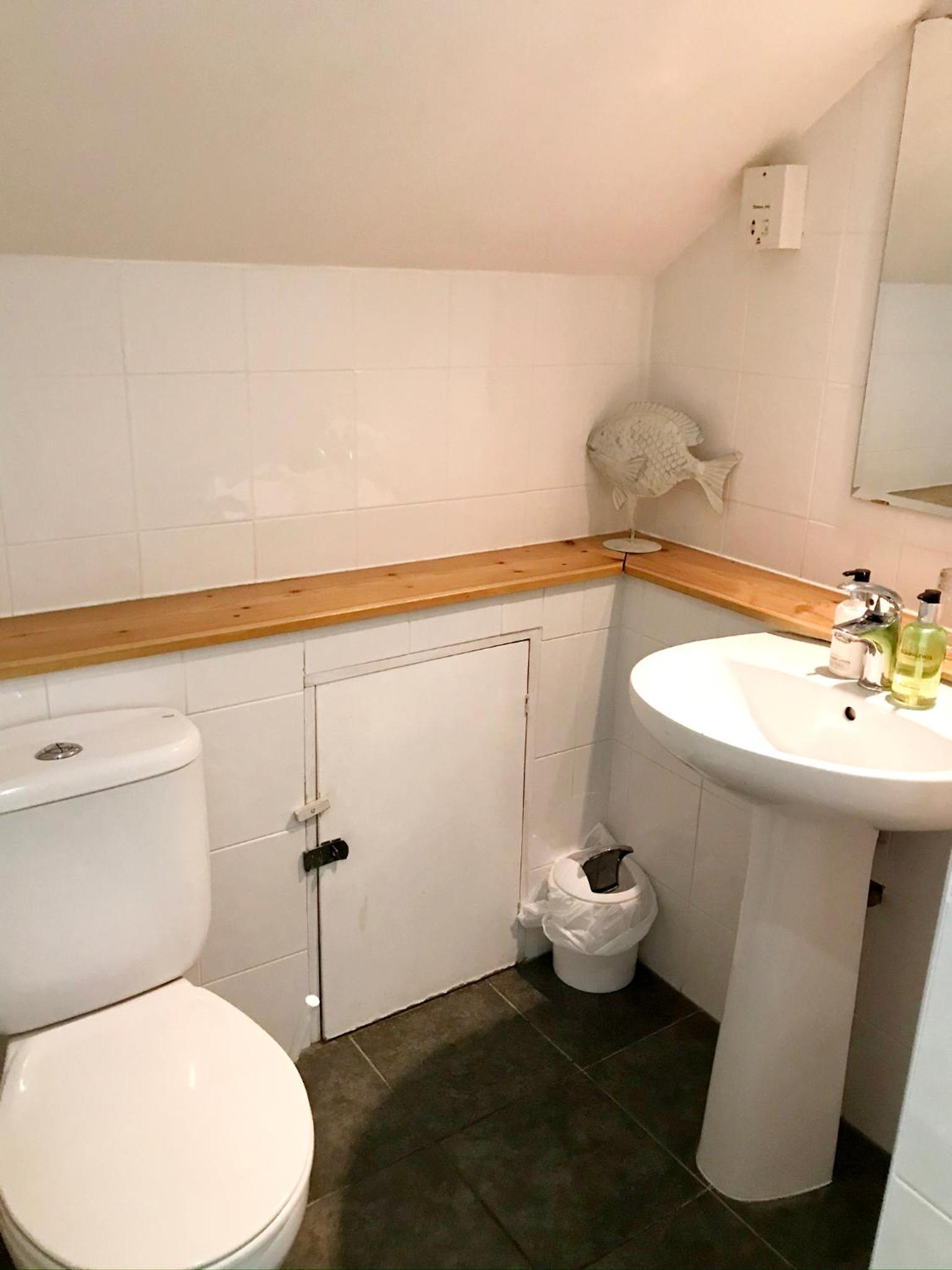 Twin Room with Private Bathroom photo 2