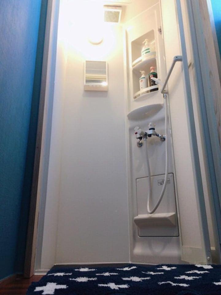 Family Room with Shared Bathroom photo 2
