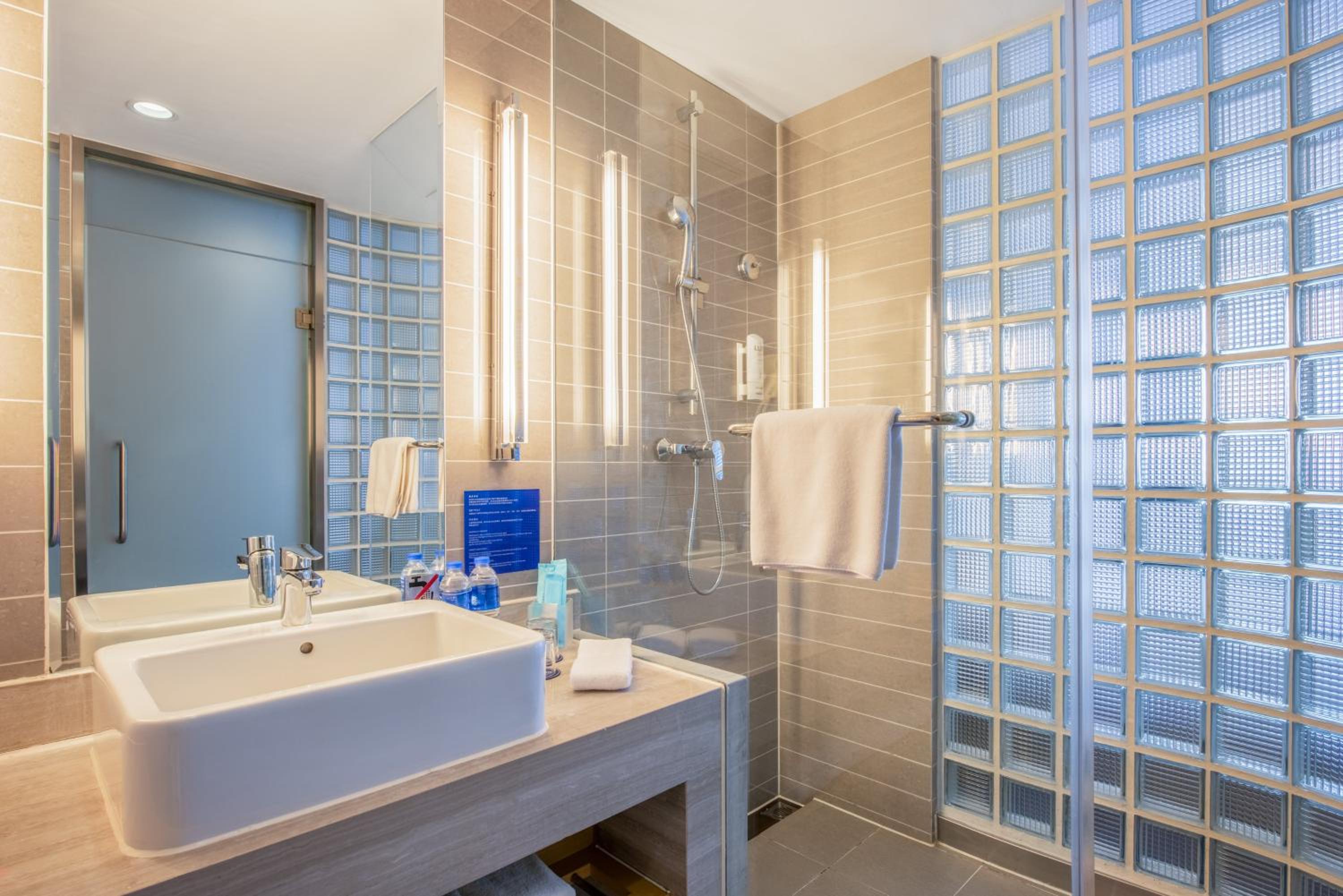Standard Twin Room - Photo 5