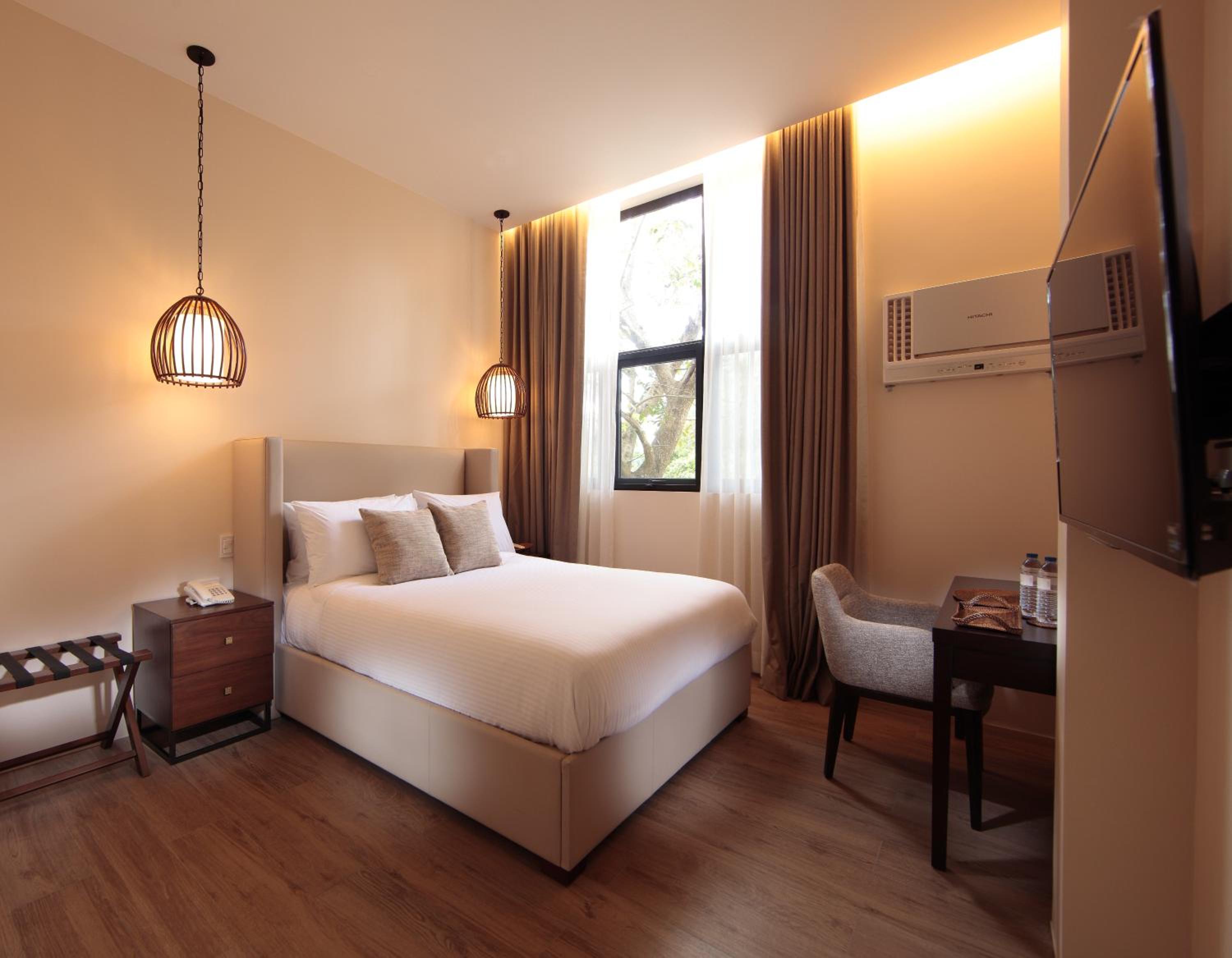 Queen Suite - Photo 1