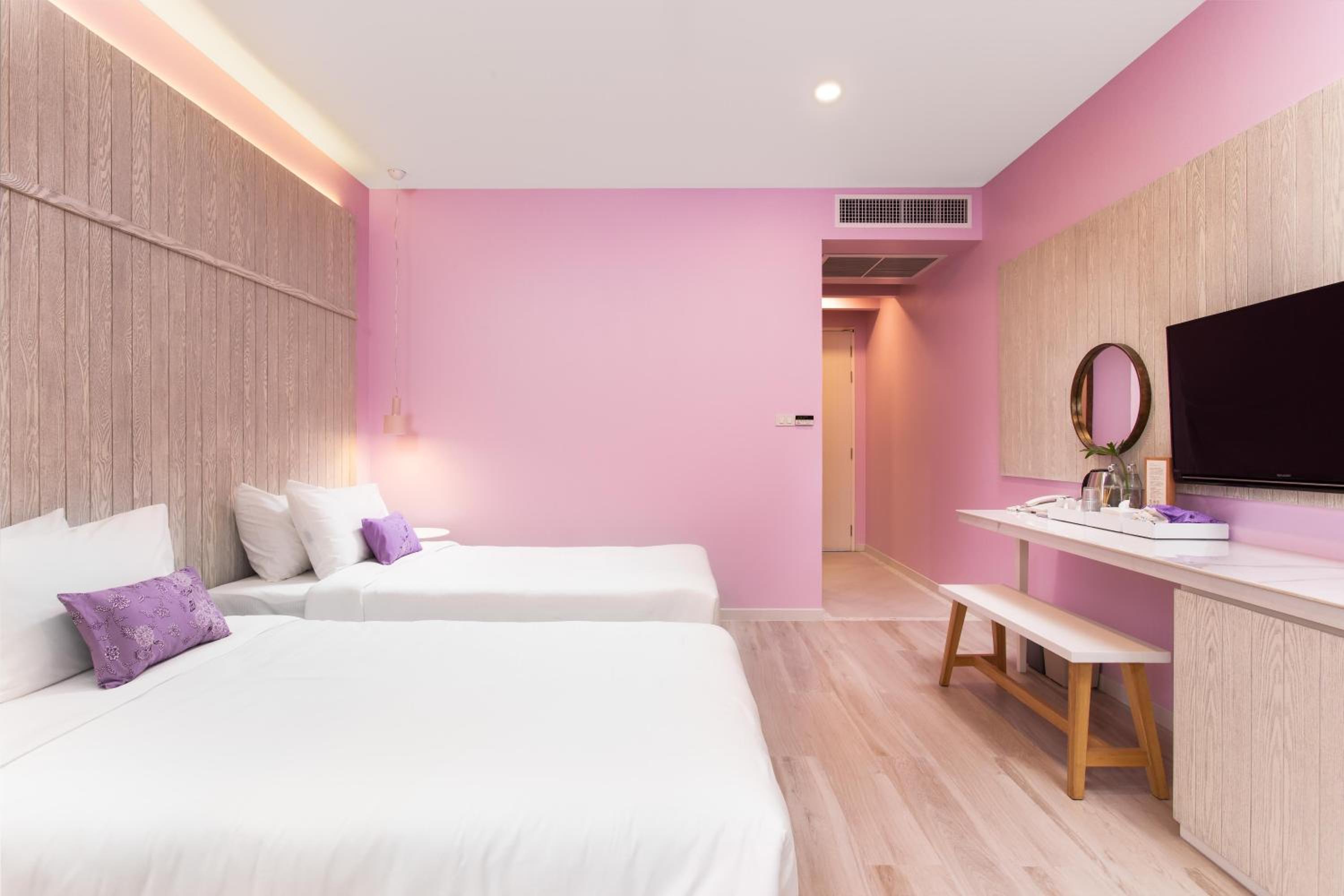 Twin Room with Pool View - Photo 5