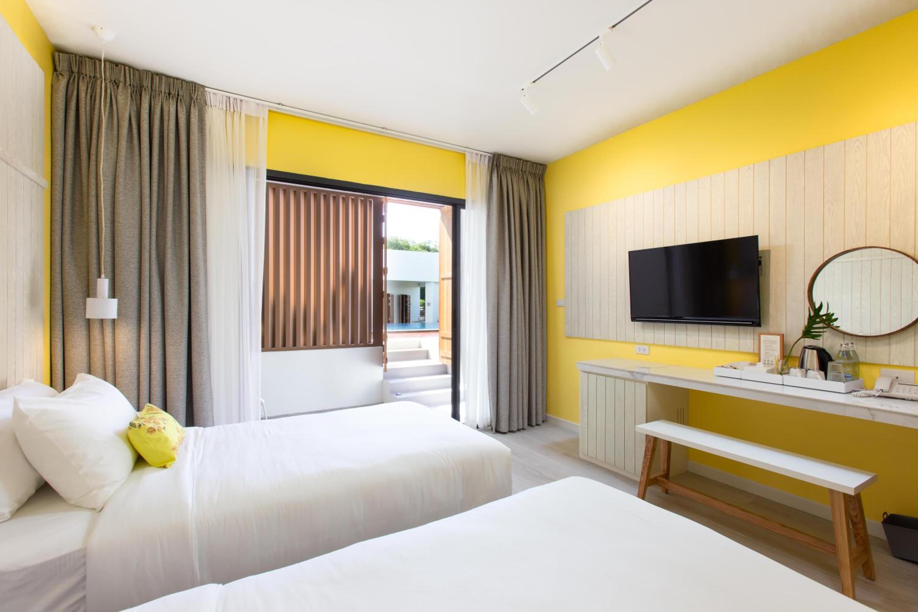 King Room with Pool View - Photo 5