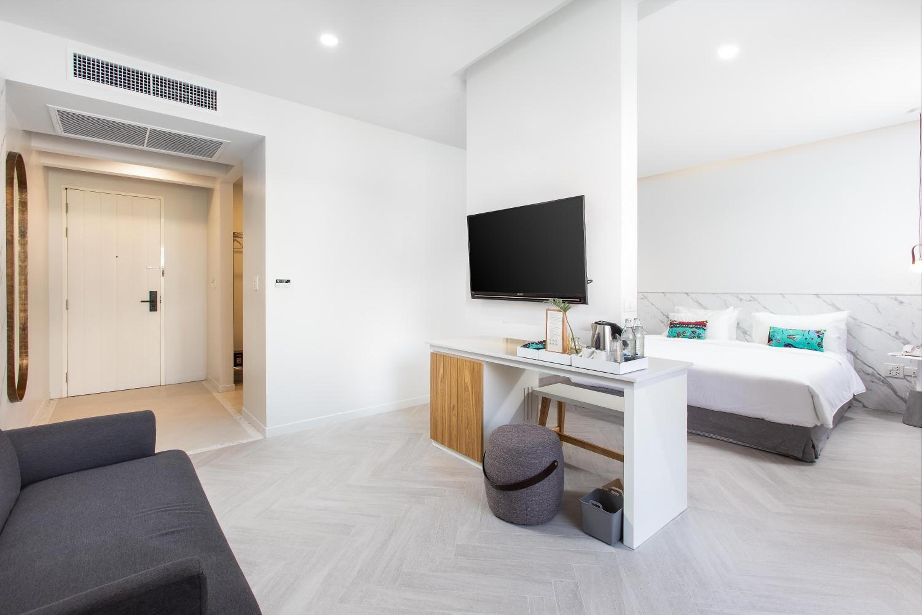 Deluxe Double Room with Bath - Photo 4