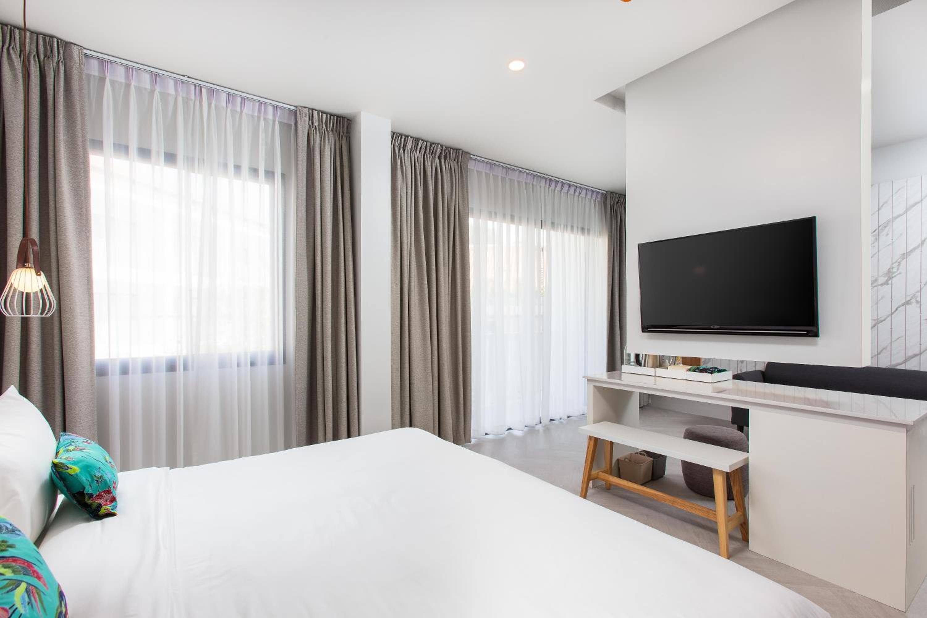 Deluxe Double Room with Bath - Photo 3