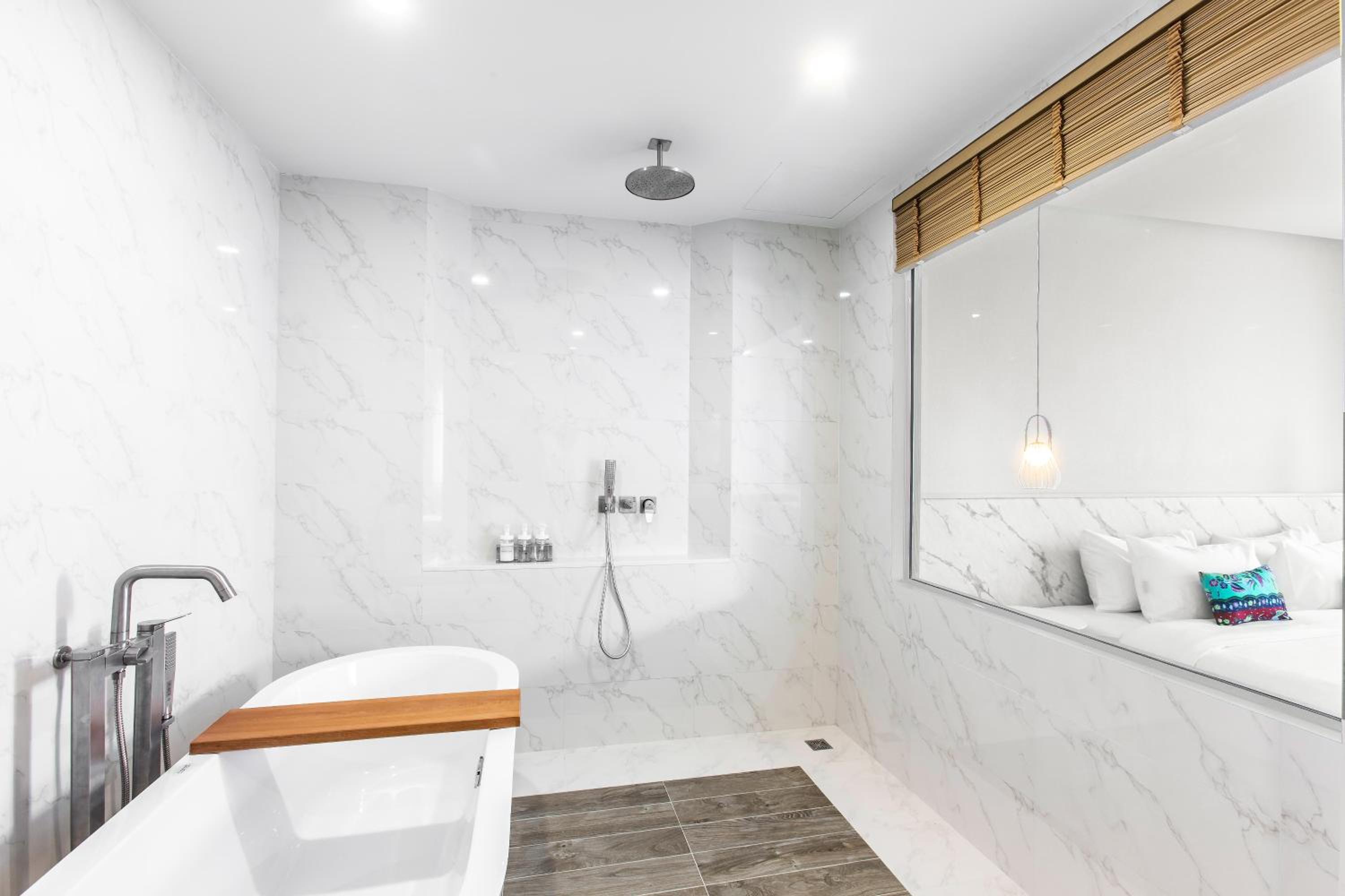 Deluxe Double Room with Bath - Photo 5