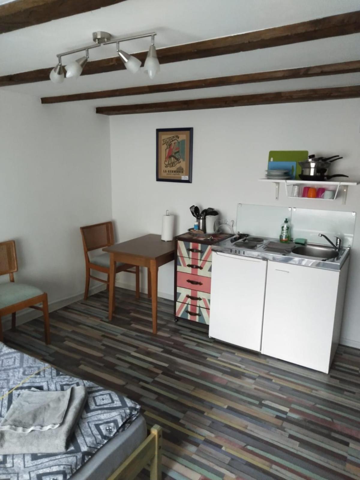 Double Studio with Private Bathroom and Kitchen - Photo 6