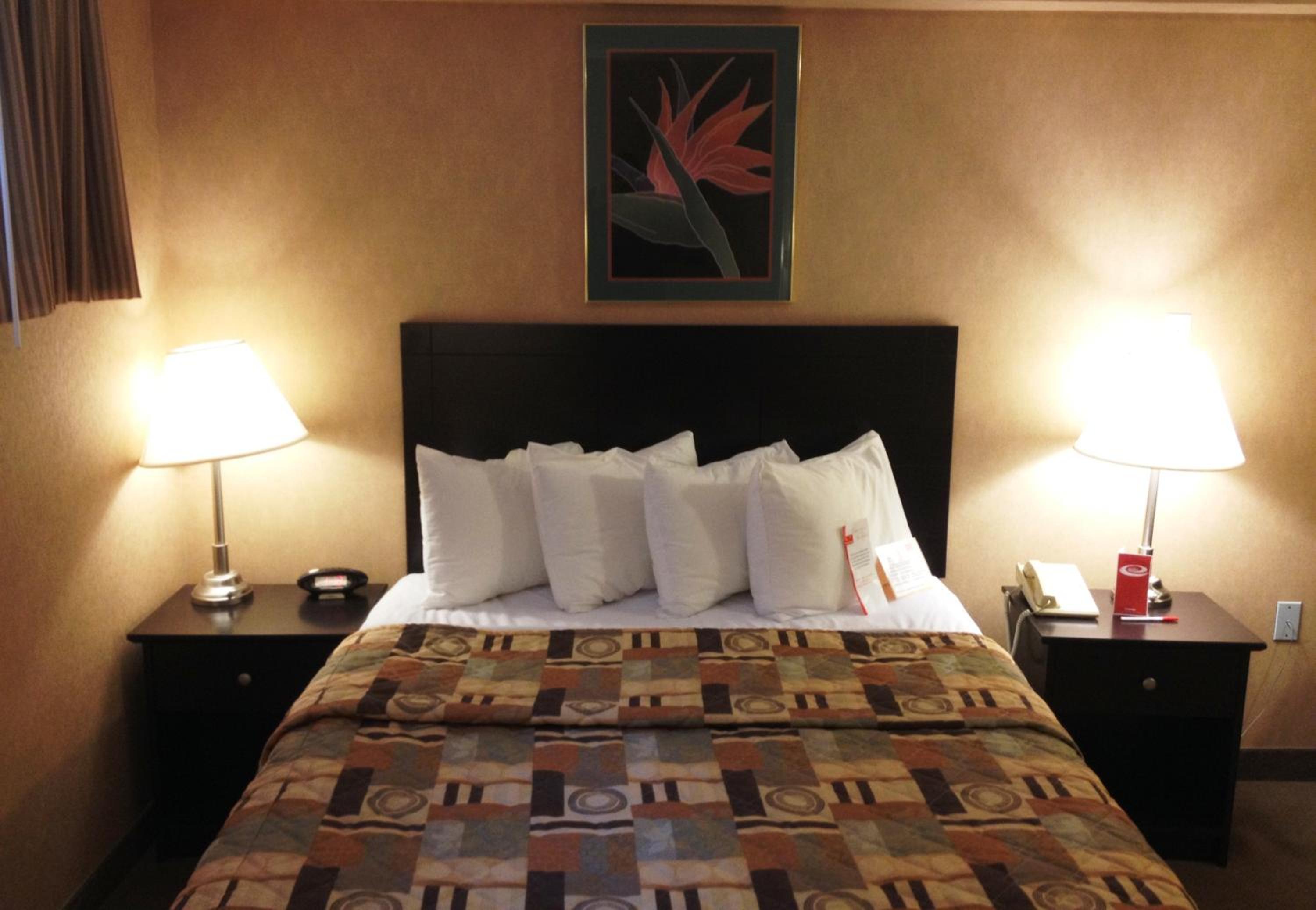 Queen Room with Sofa Bed - Non-Smoking photo 2