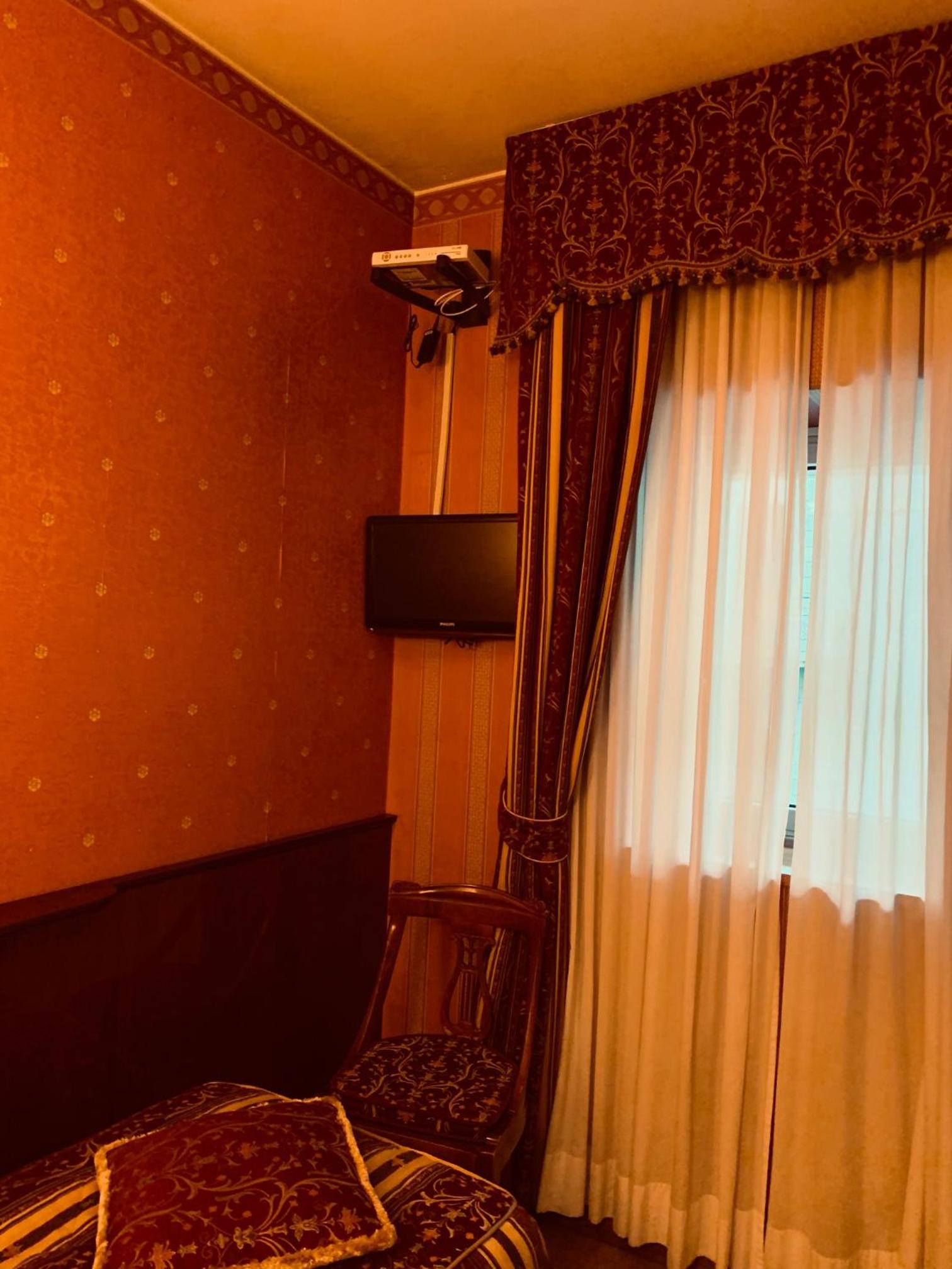 Single Room thumbnail 6