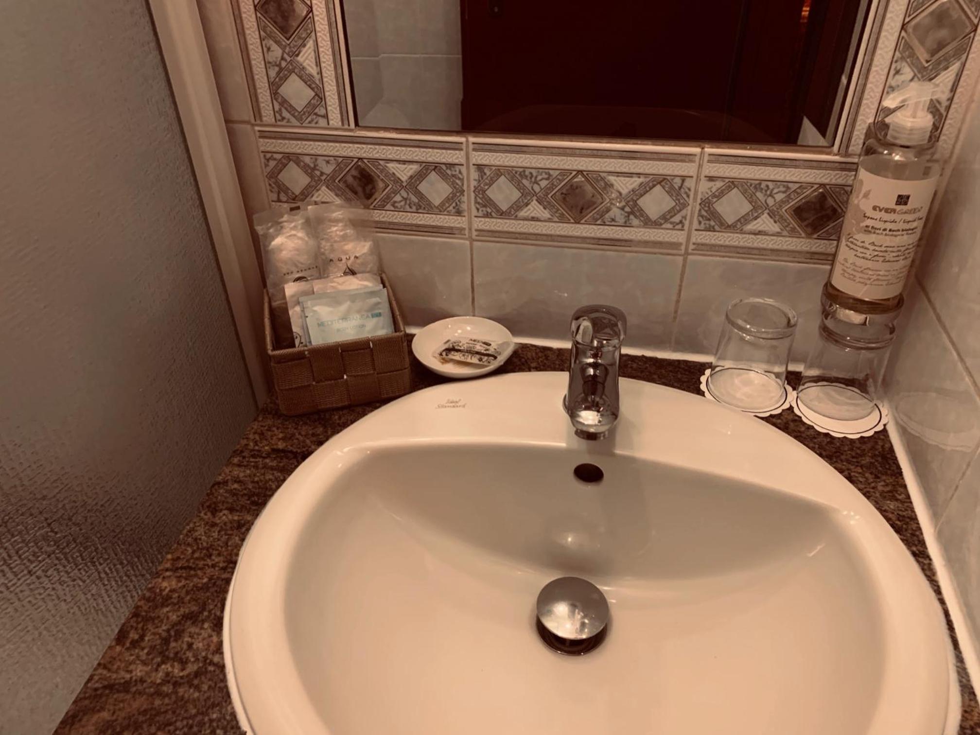 Standard Double Room thumbnail 6