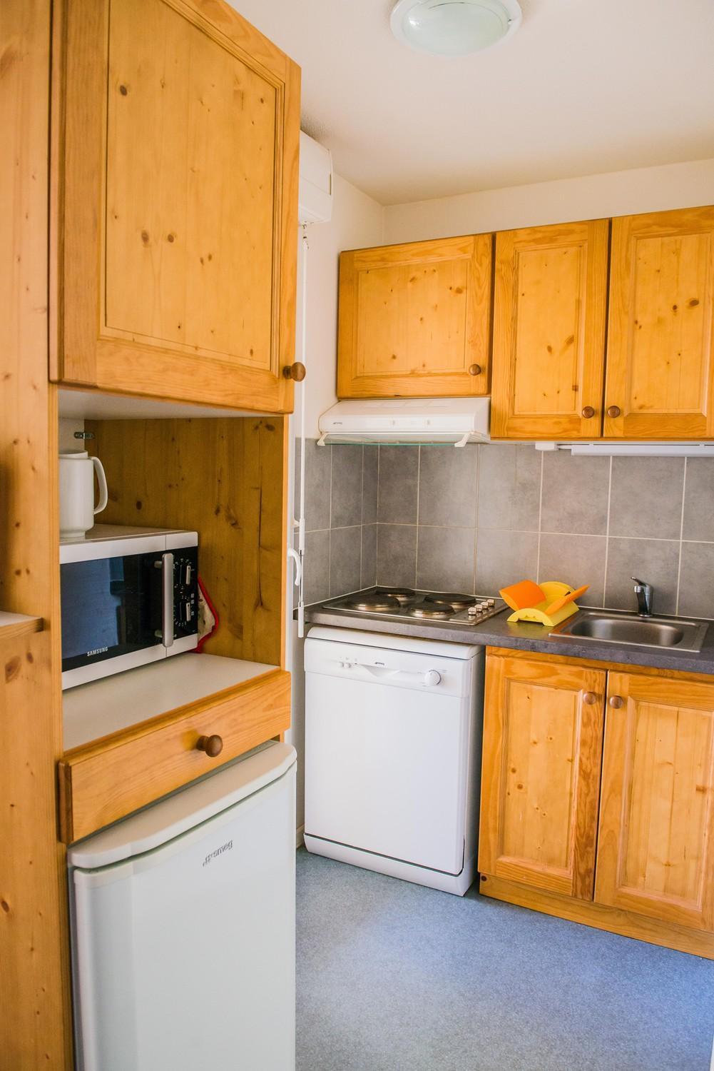 Studio Apartment with Balcony (2 Adults) - Photo 6