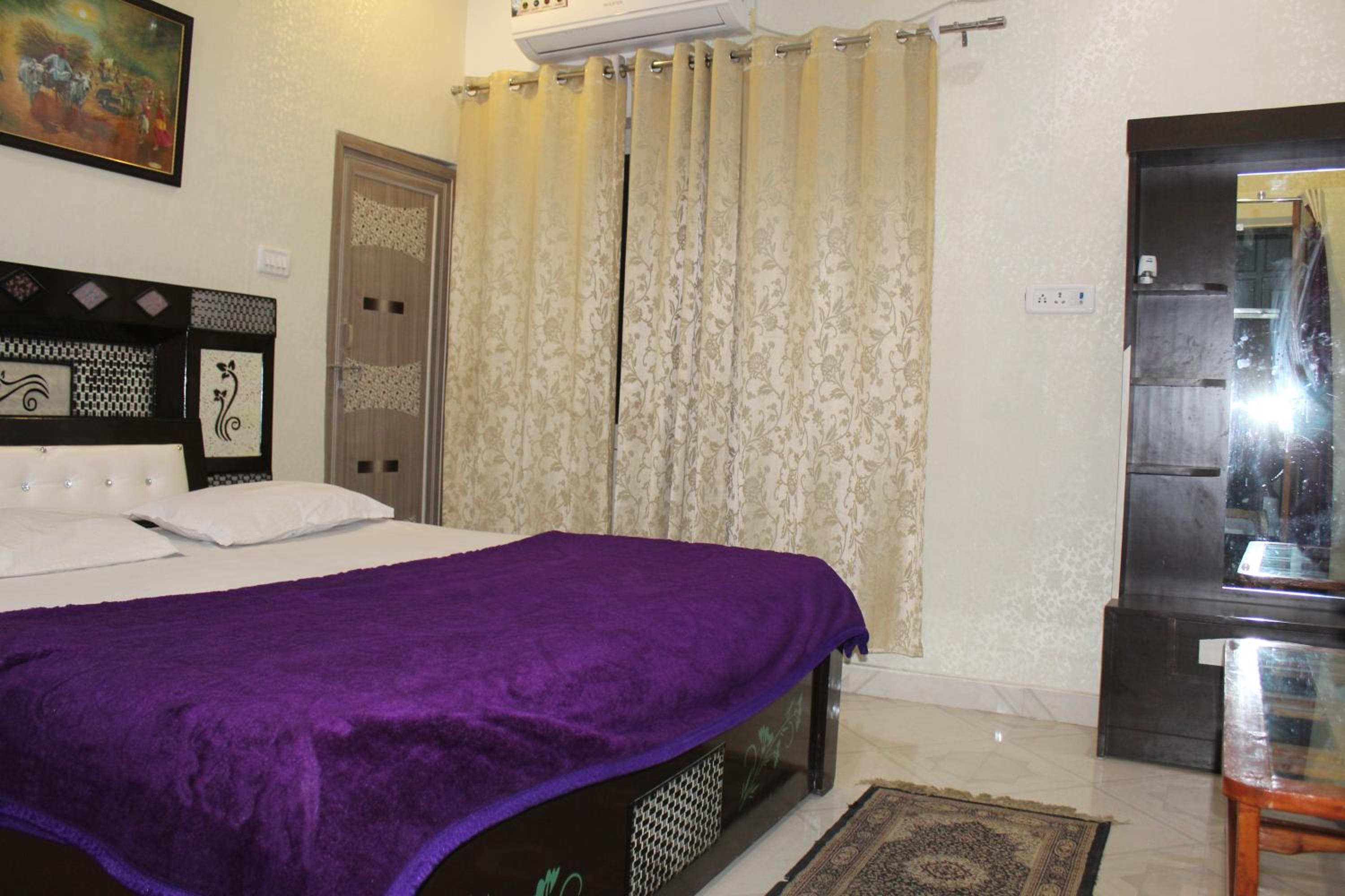 Deluxe King Room photo 1
