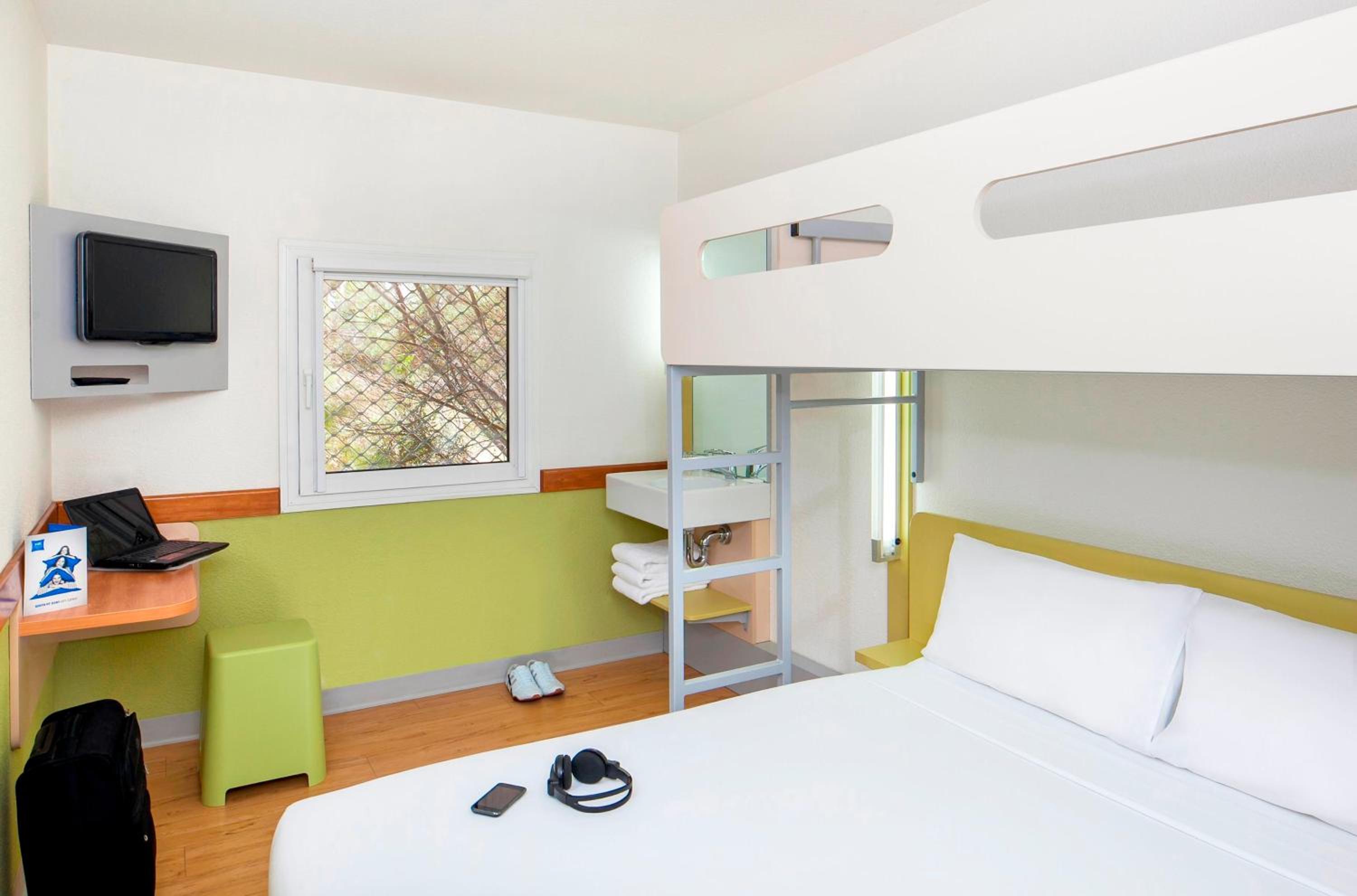 Standard Queen Room with a Bunk Bed photo 1