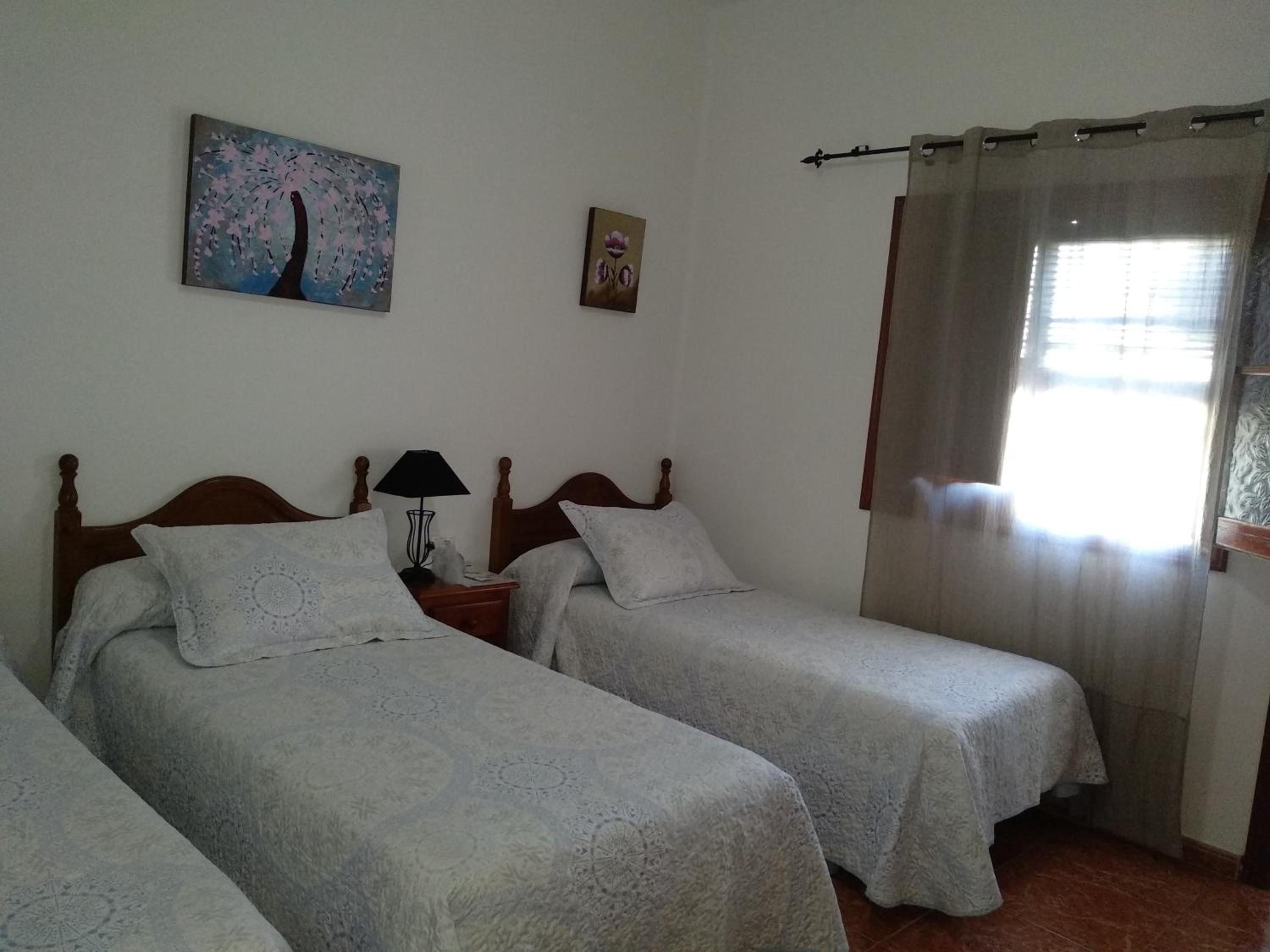 Habitación Doble con Cama Adicional y Baño Compartido