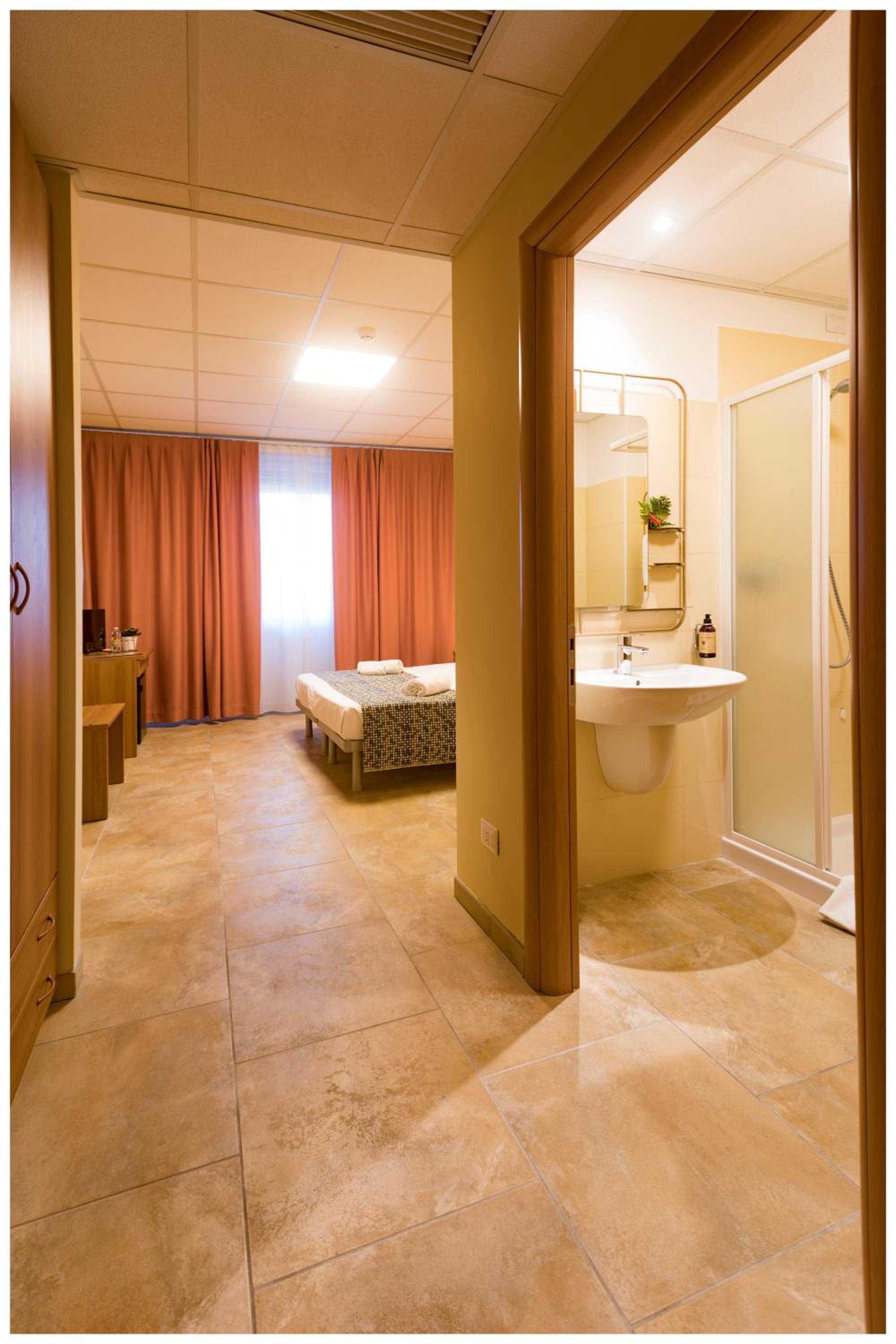 Double or Twin Room - Photo 6