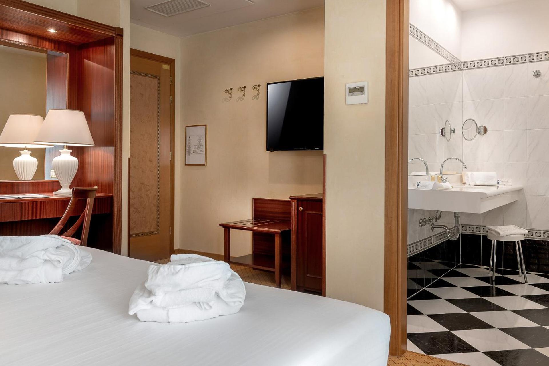 Premium Double or Twin Room with Spa Access  - Photo 4