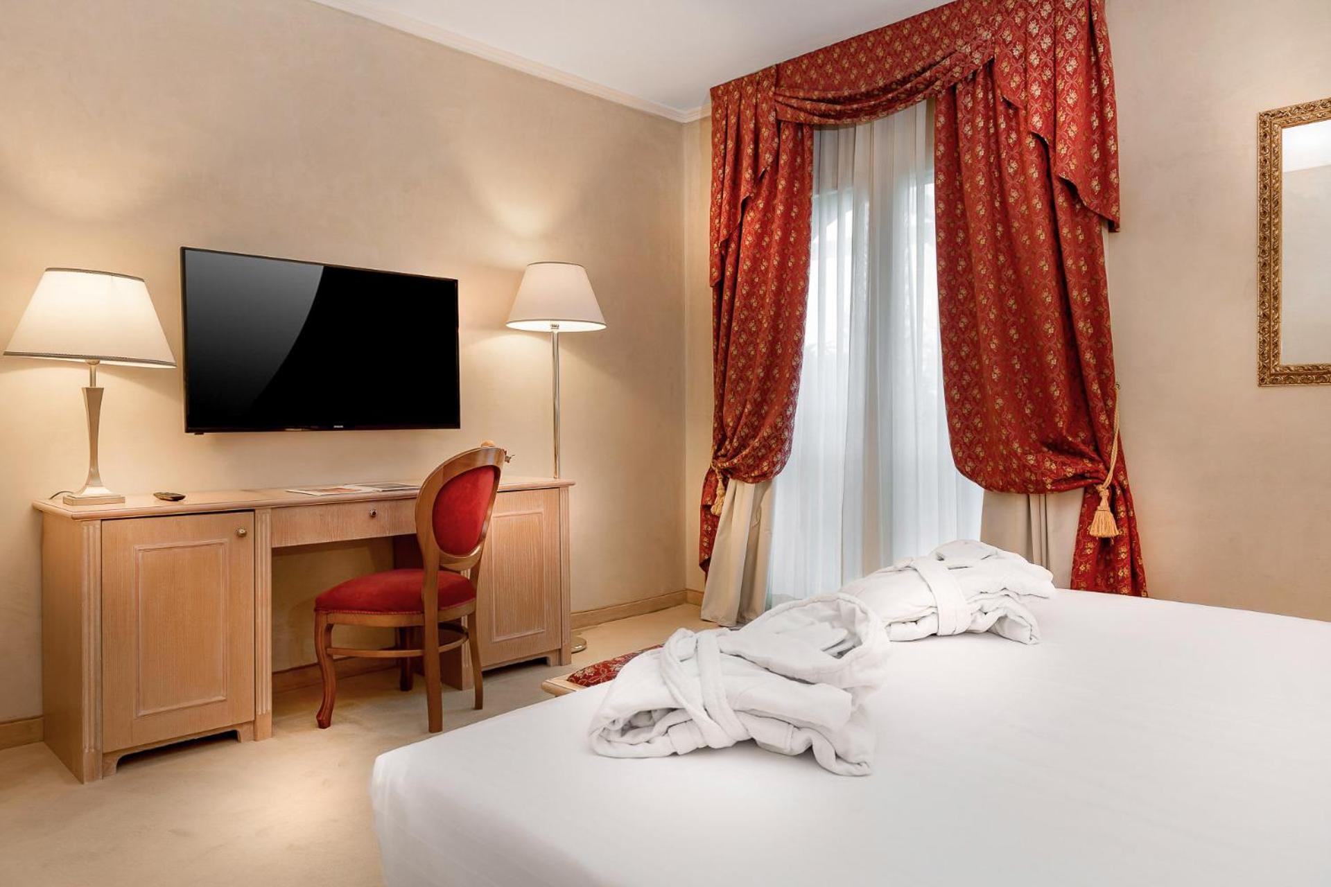 Family Suite with Spa Access - Photo 14