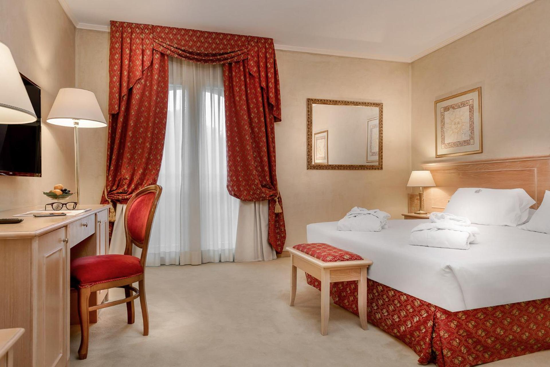 Family Suite with Spa Access - Photo 13