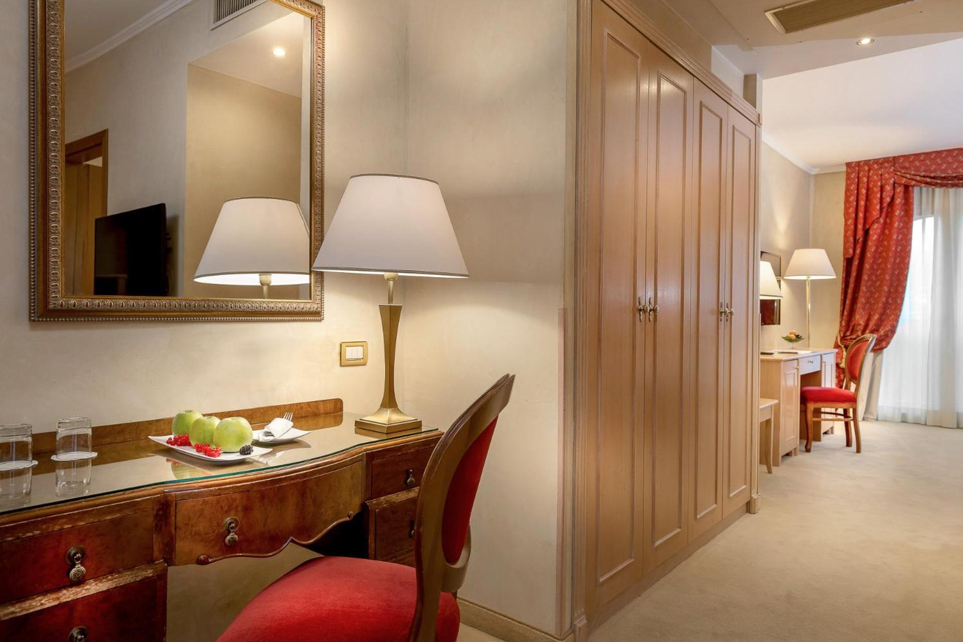 Family Suite with Spa Access - Photo 5
