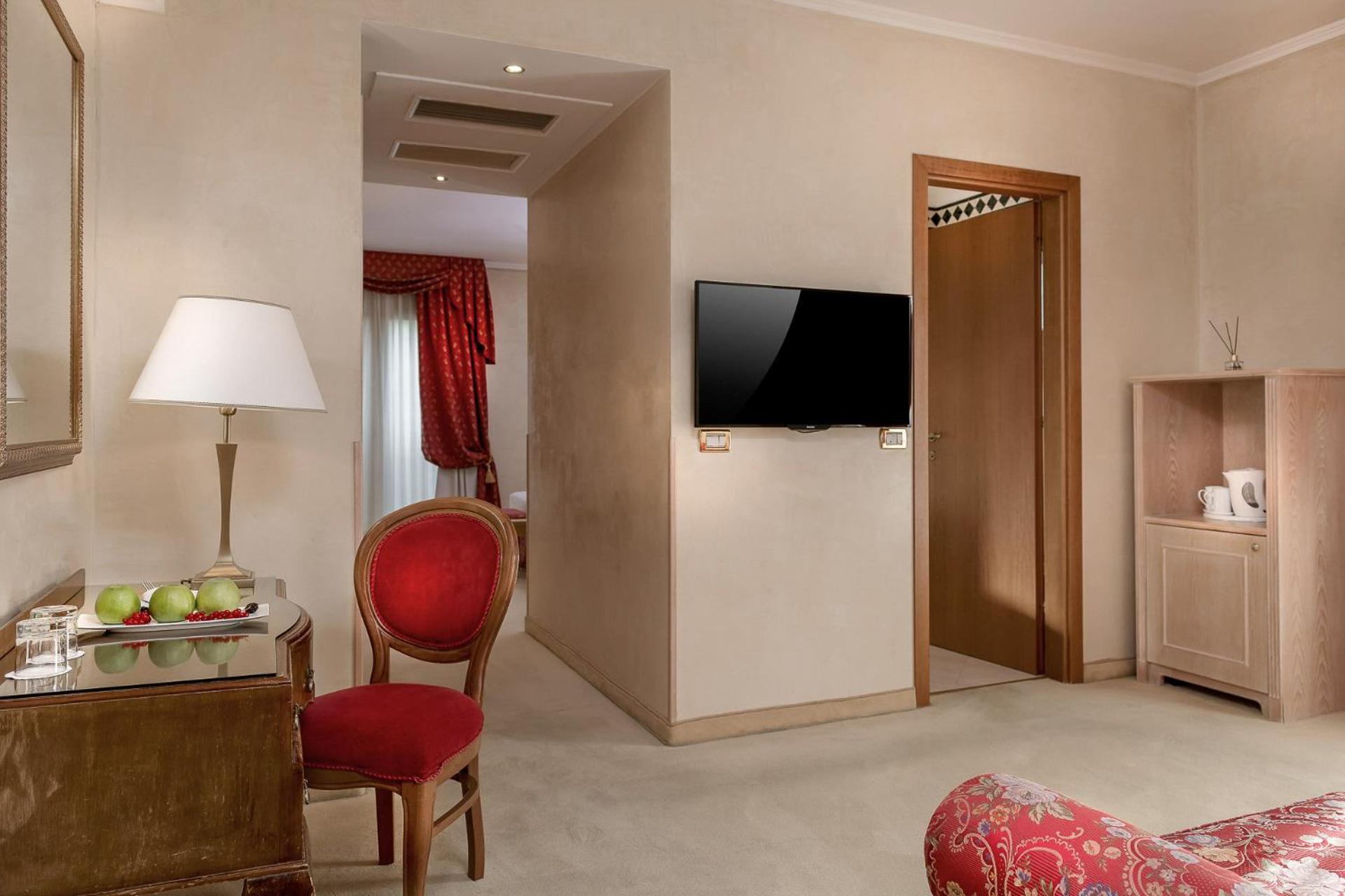 Family Suite with Spa Access - Photo 4