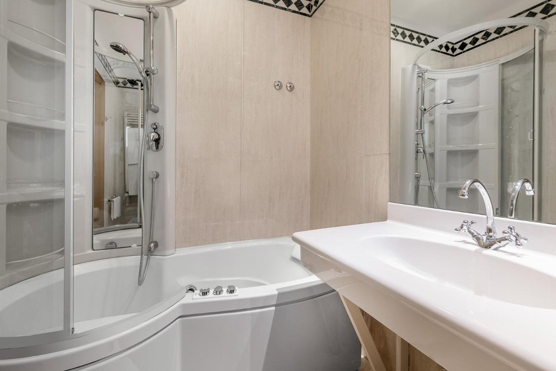 Family Suite with Spa Access - Photo 7